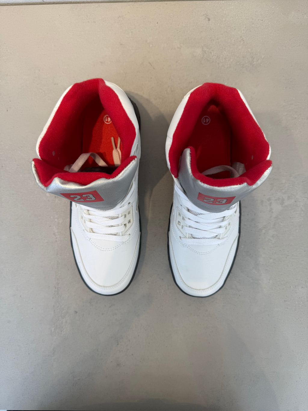 Tenis hombre blanco con detalles en rojo, cierre con cordones, entresuela acolchada y suela de goma 14137