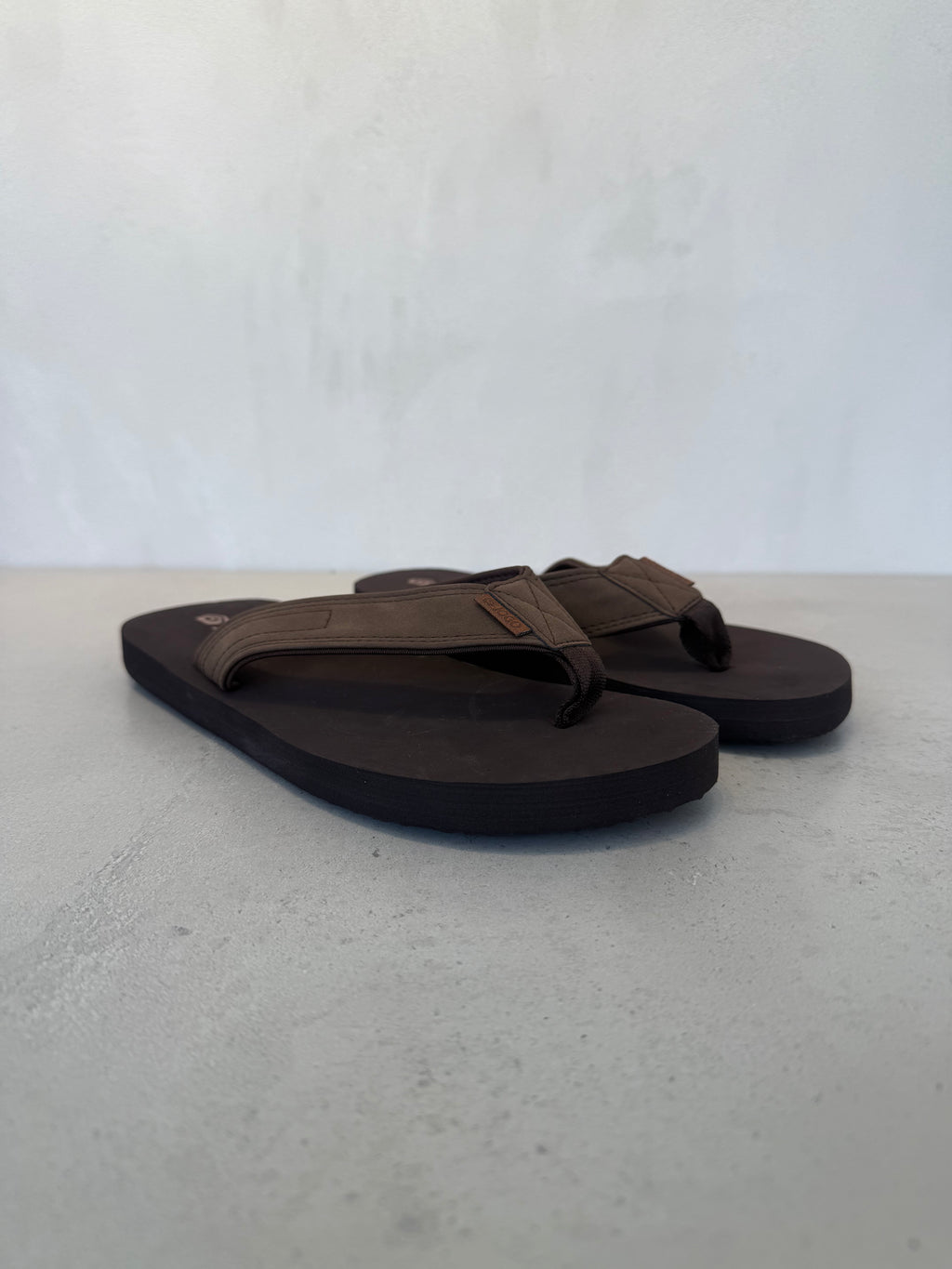 Chancletas para Caballero Marrón Oscuro Sintético con Correa Ancha y Suela Acolchada EVA – 14401