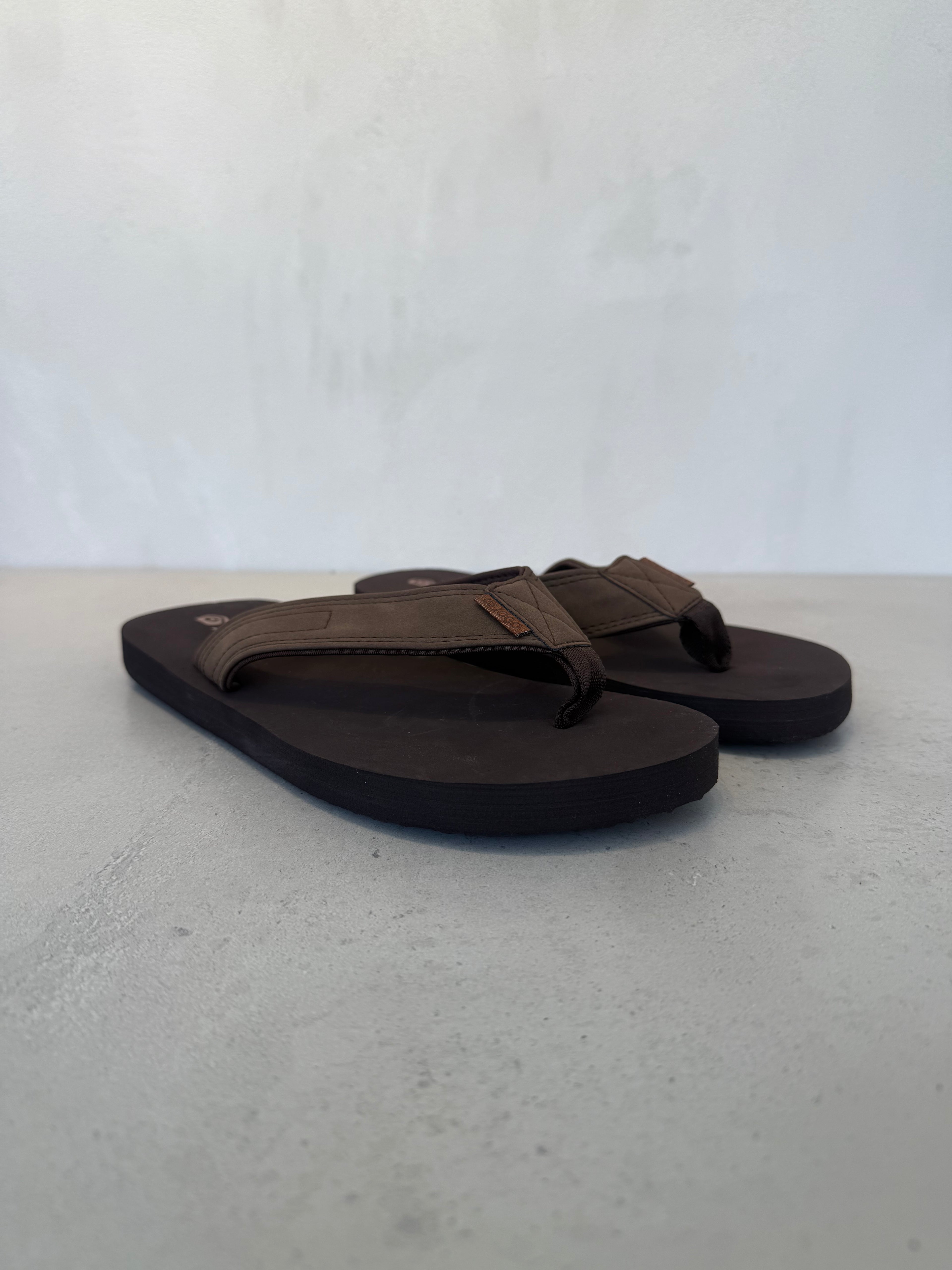 Chancletas para Caballero Marrón Oscuro Sintético con Correa Ancha y Suela Acolchada EVA – 14401