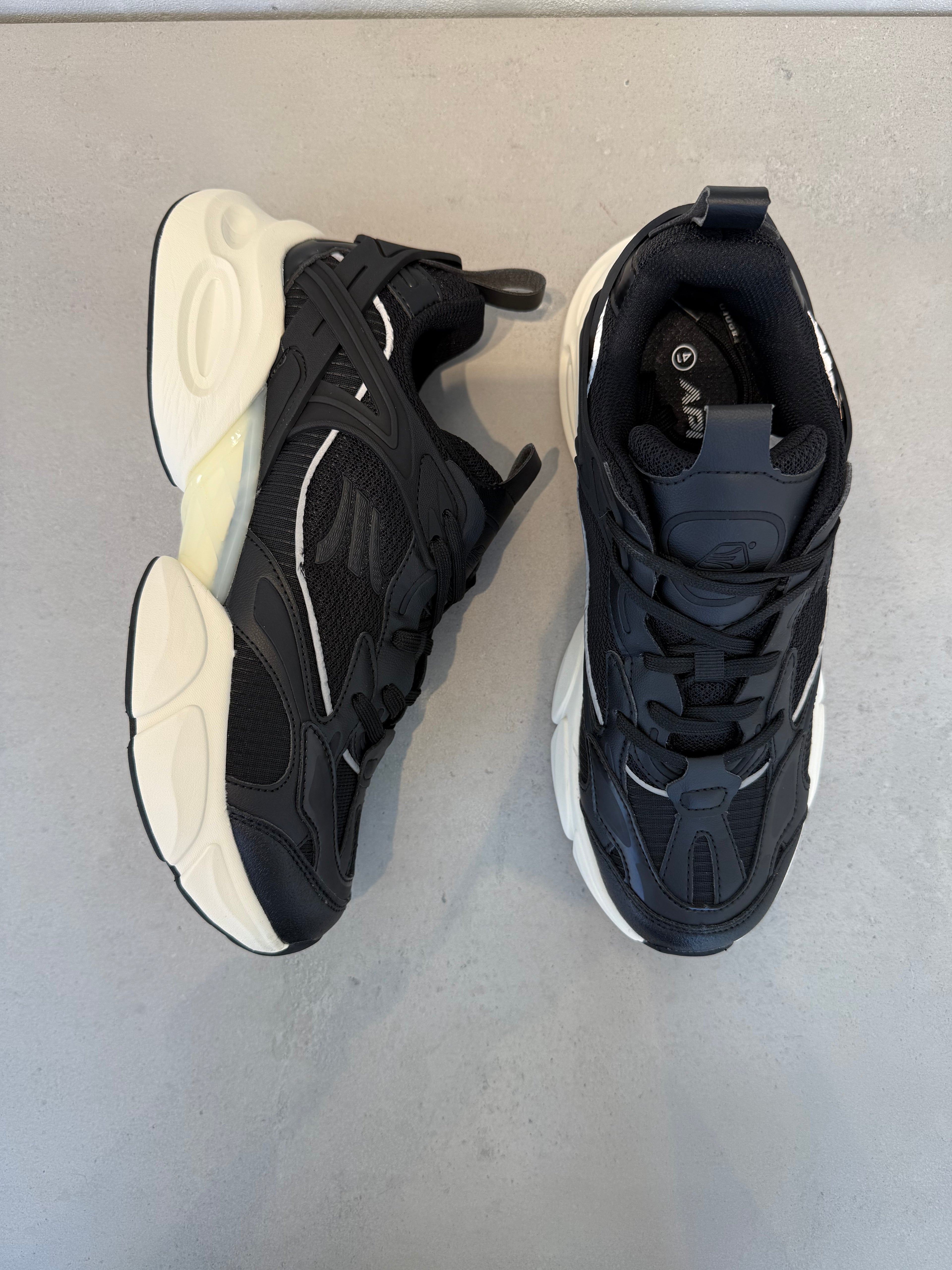 Zapatilla Deportiva Negra Mate Con Paneles De Piel Sintética Y Malla, Cordones Y Entresuela EVA Acolchada – 14644