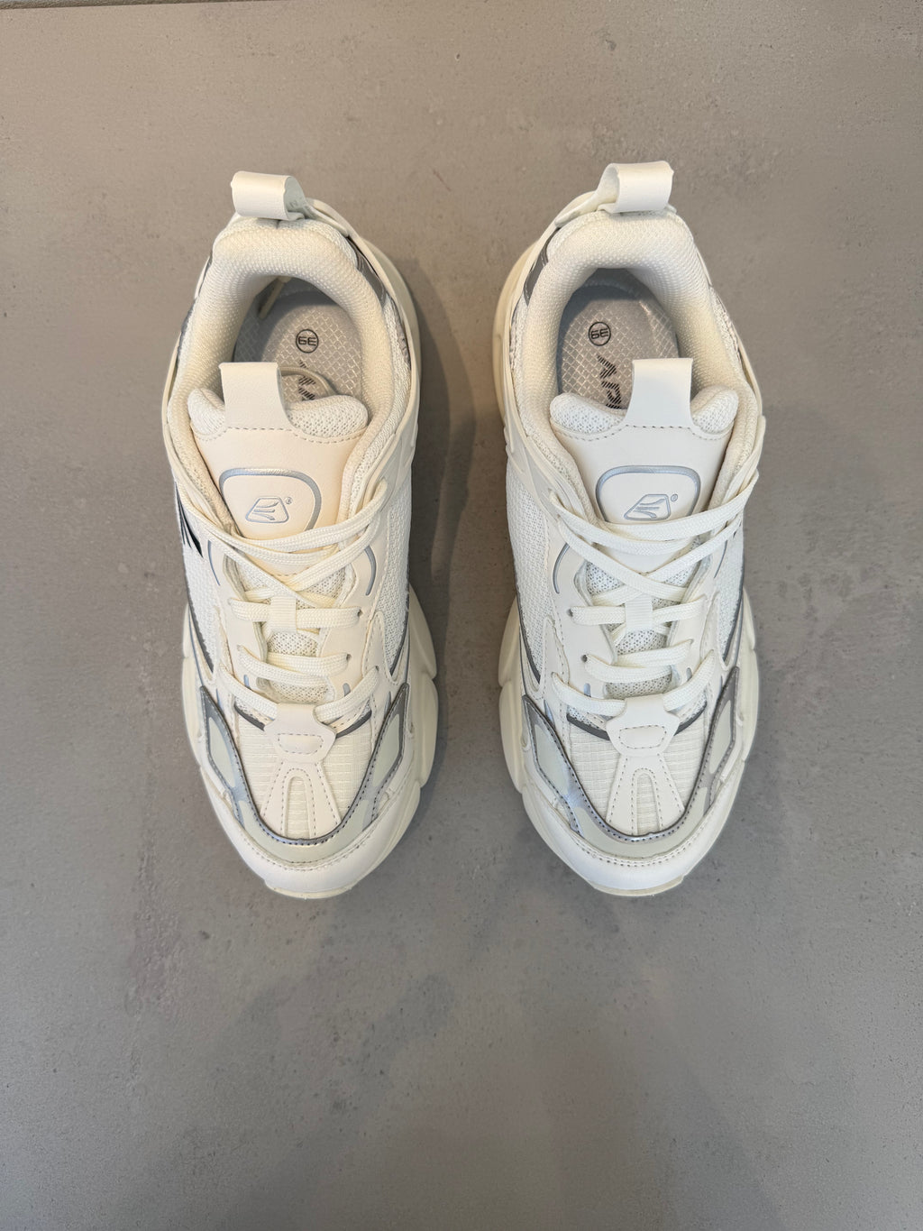 Tenis Off White con Cordones y Lengüeta Acolchada, Silueta Contemporánea, Suela de Goma 14643