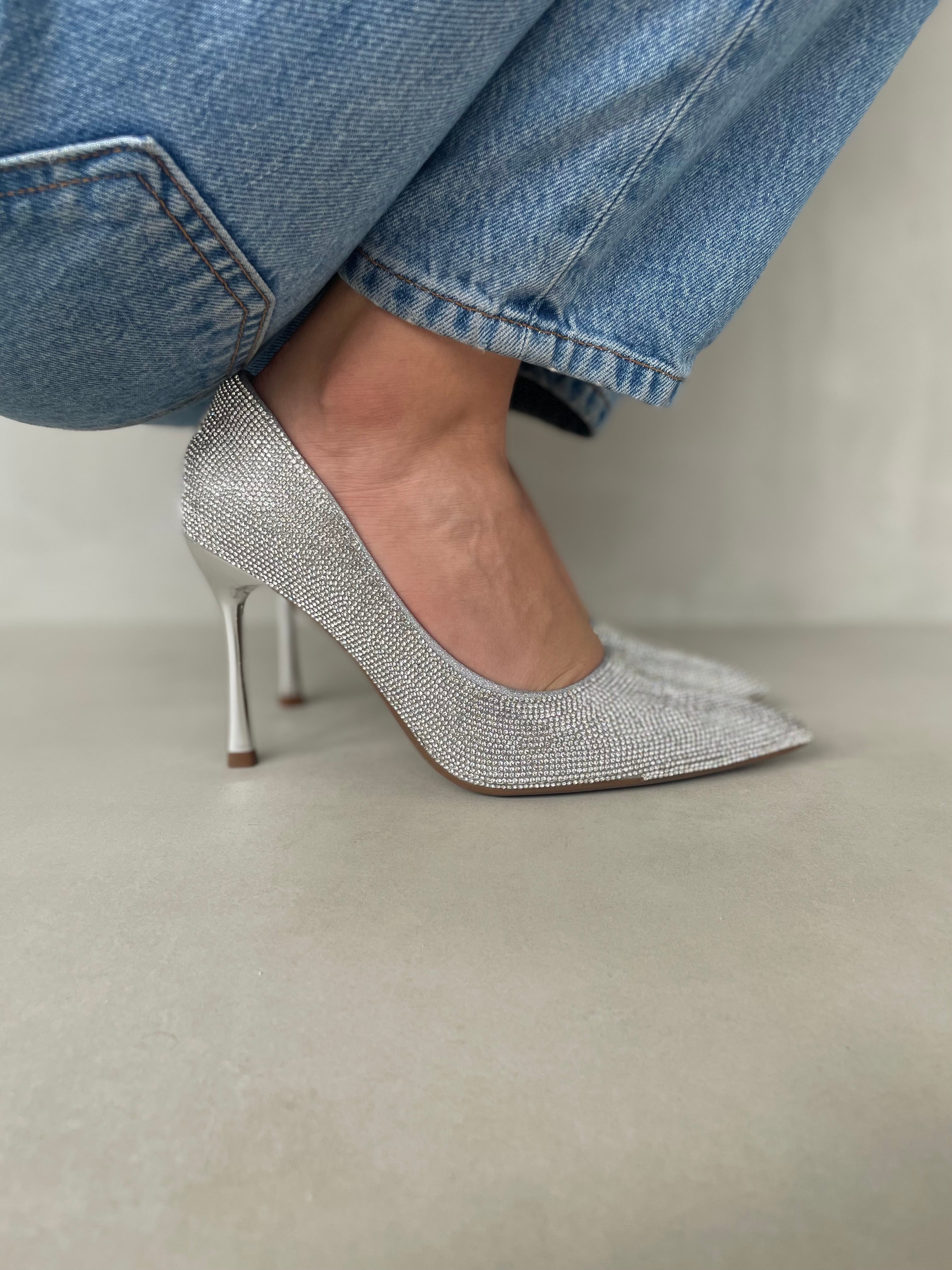 Tacones Plateados Con Brillos Finos Y Punta Cerrada Glamour Atemporal Para Eventos - 14260