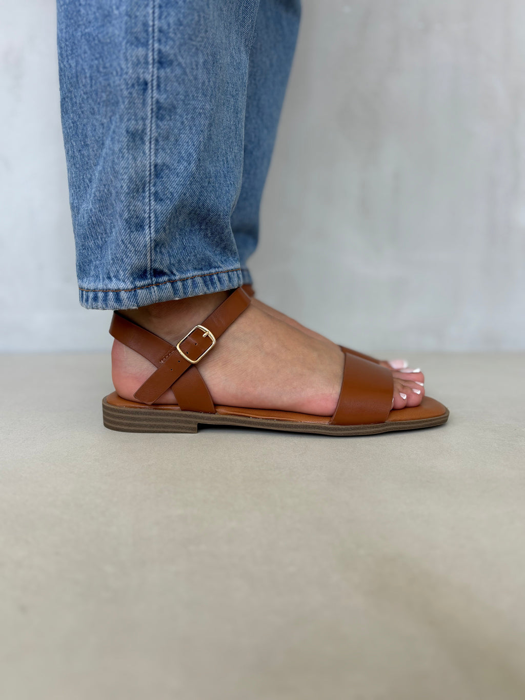 Sandalias Camel 14411 Con Hebilla Dorada Y Suela Baja De Estilo Clásico Confort Todo El Día Revisar