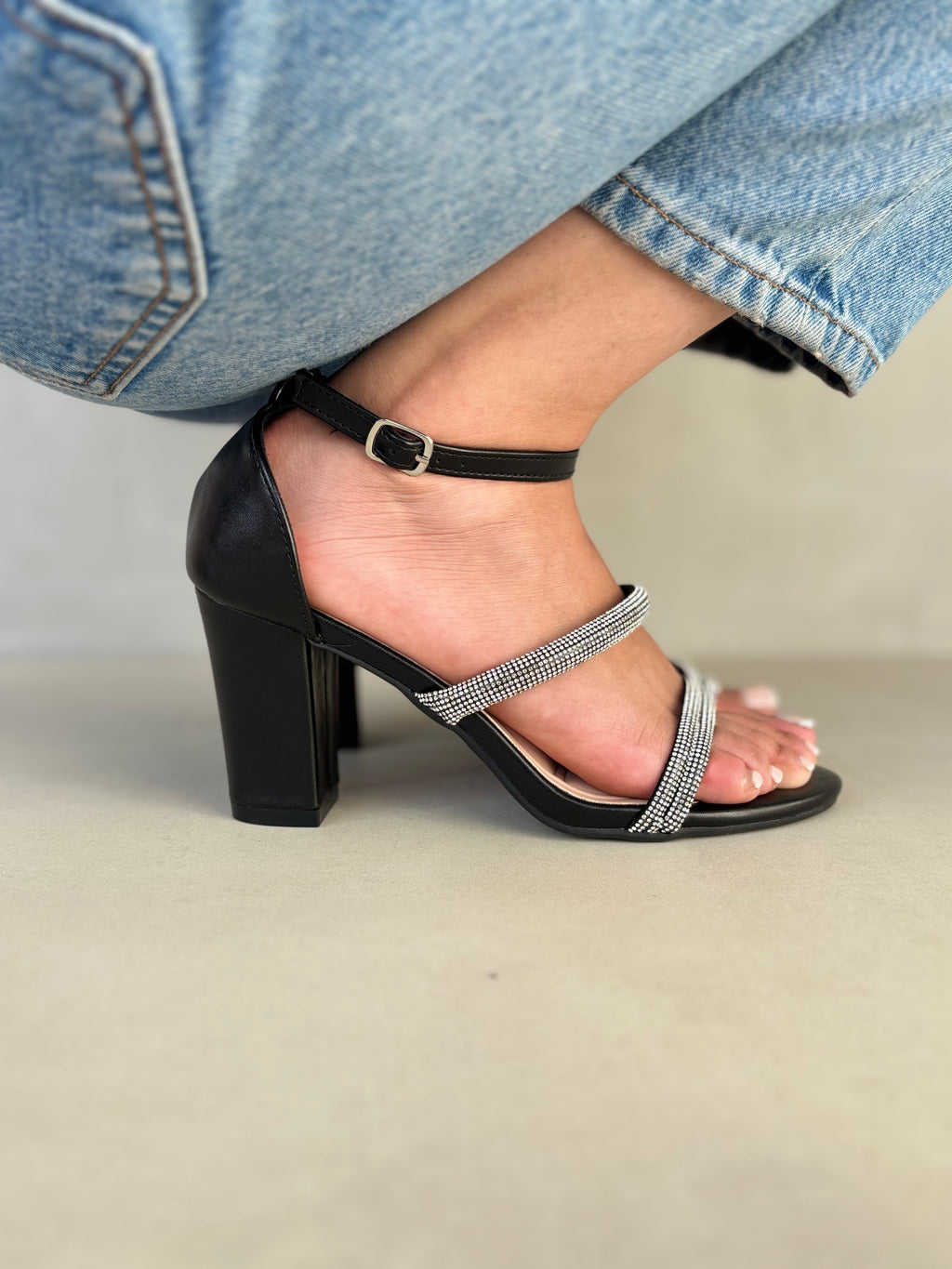 Sandalias Tiras Brillantes 14330 Tacón Cuadrado Y Tirantes Brillantes Con Correa Ajustable Para Soporte Y Comodidad