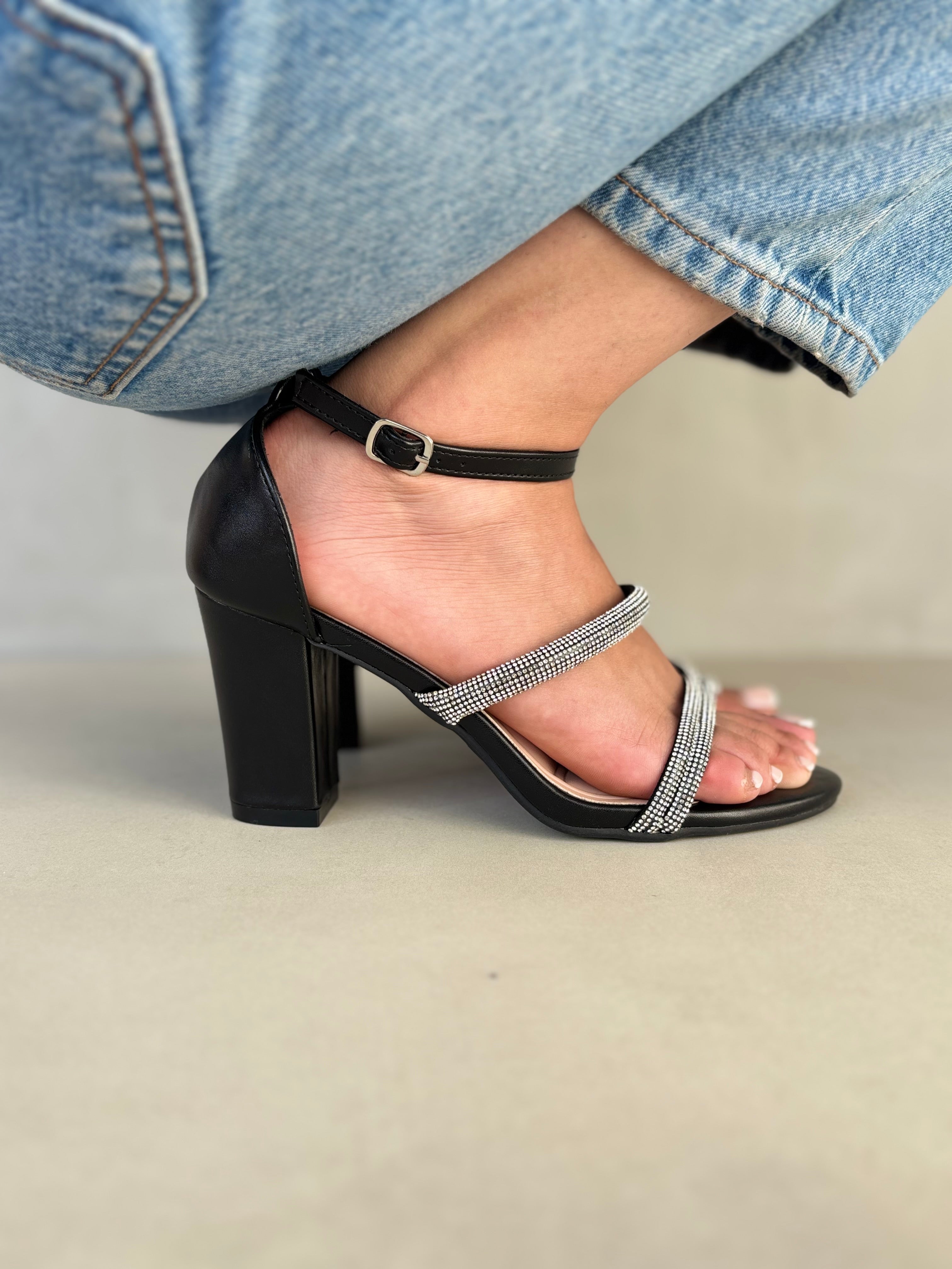 Sandalias Tiras Brillantes 14330 Tacón Cuadrado Y Tirantes Brillantes Con Correa Ajustable Para Soporte Y Comodidad