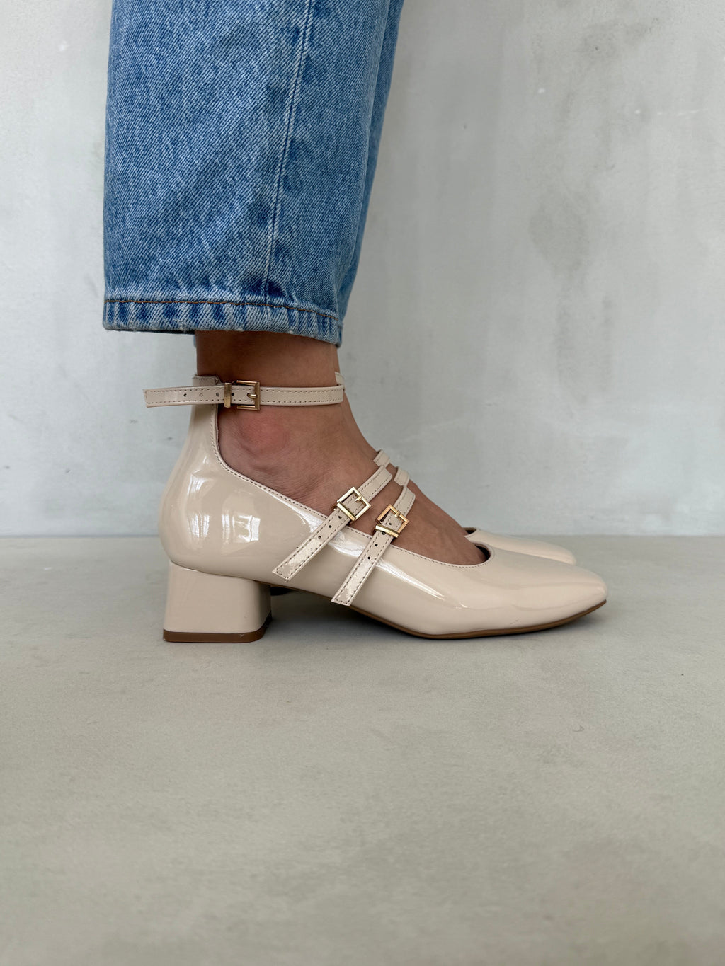 Mary Jane Beige De Charol Con Doble Correa Tacón Bajo 14312 Estilo Clásico Y Sofisticado