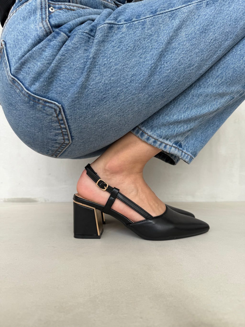 Zapatos de Tacón Minimal Elegante Negro 14342 Con Tiras Cruzadas y Pulsera Ajustable para Dama