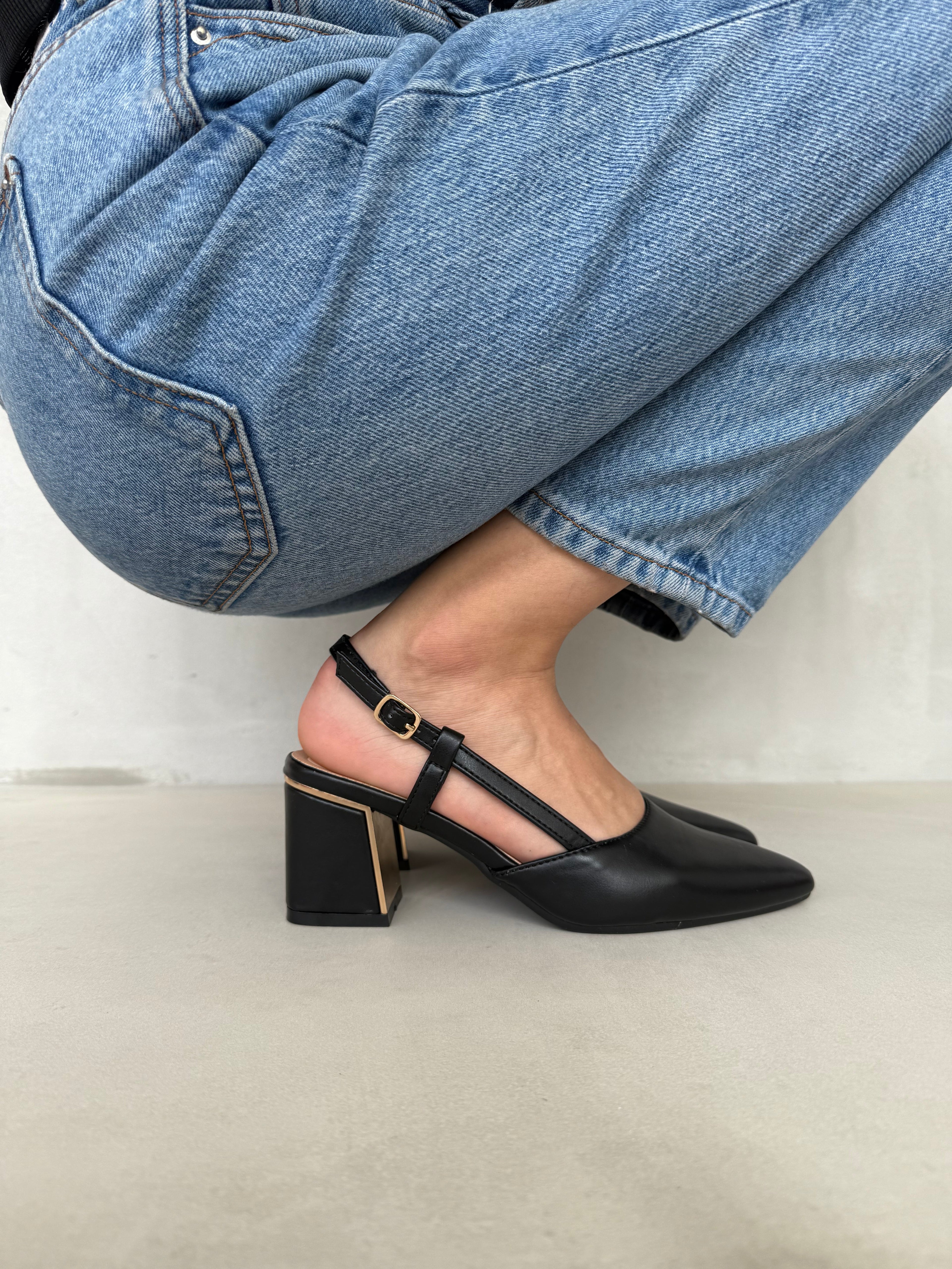 Zapatos de Tacón Minimal Elegante Negro 14342 Con Tiras Cruzadas y Pulsera Ajustable para Dama