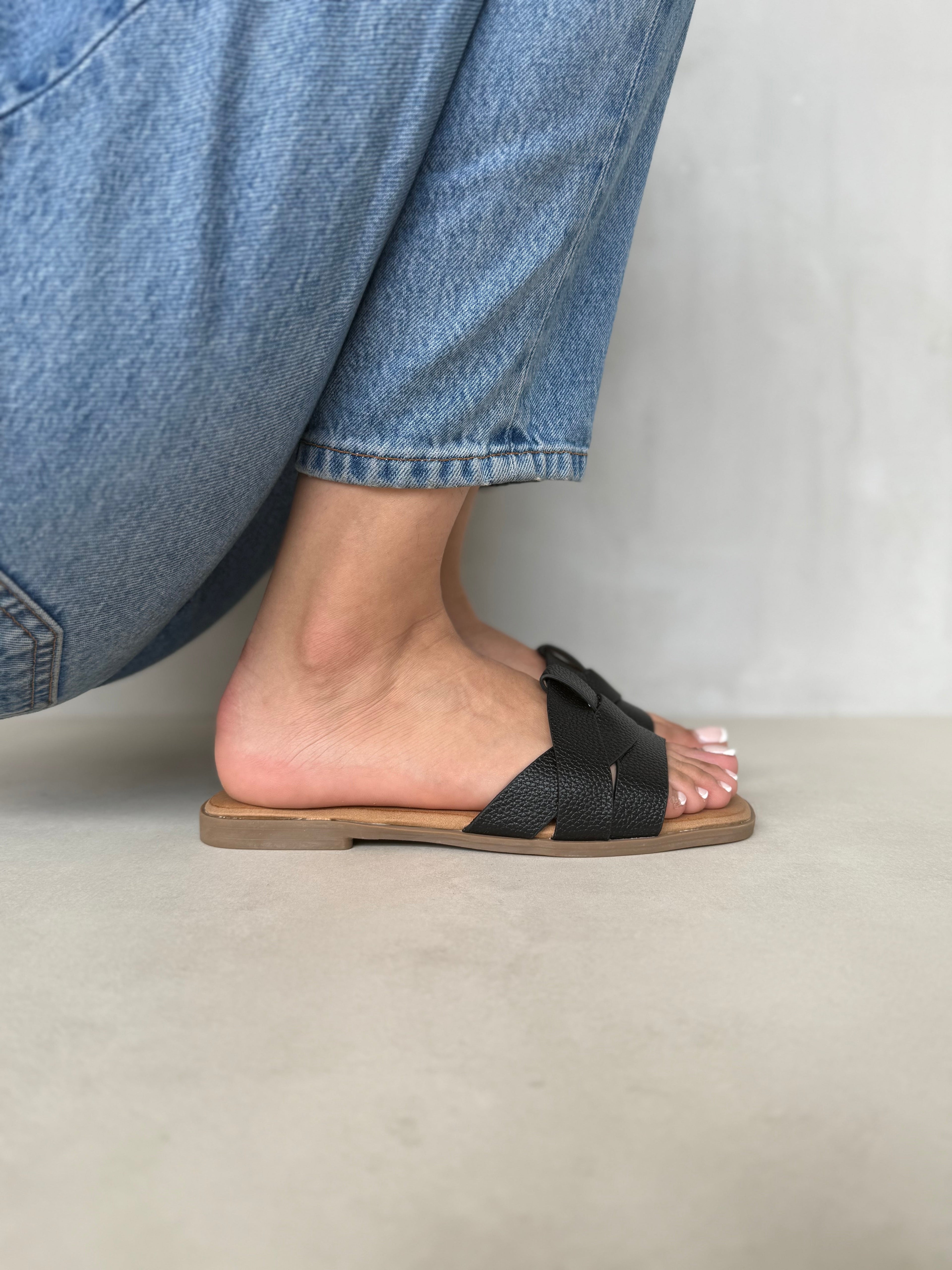 Sandalias Planas Entrelazadas Doradas 14018 Elegancia Sutil Y Comodidad Ligera Para Todo El Día