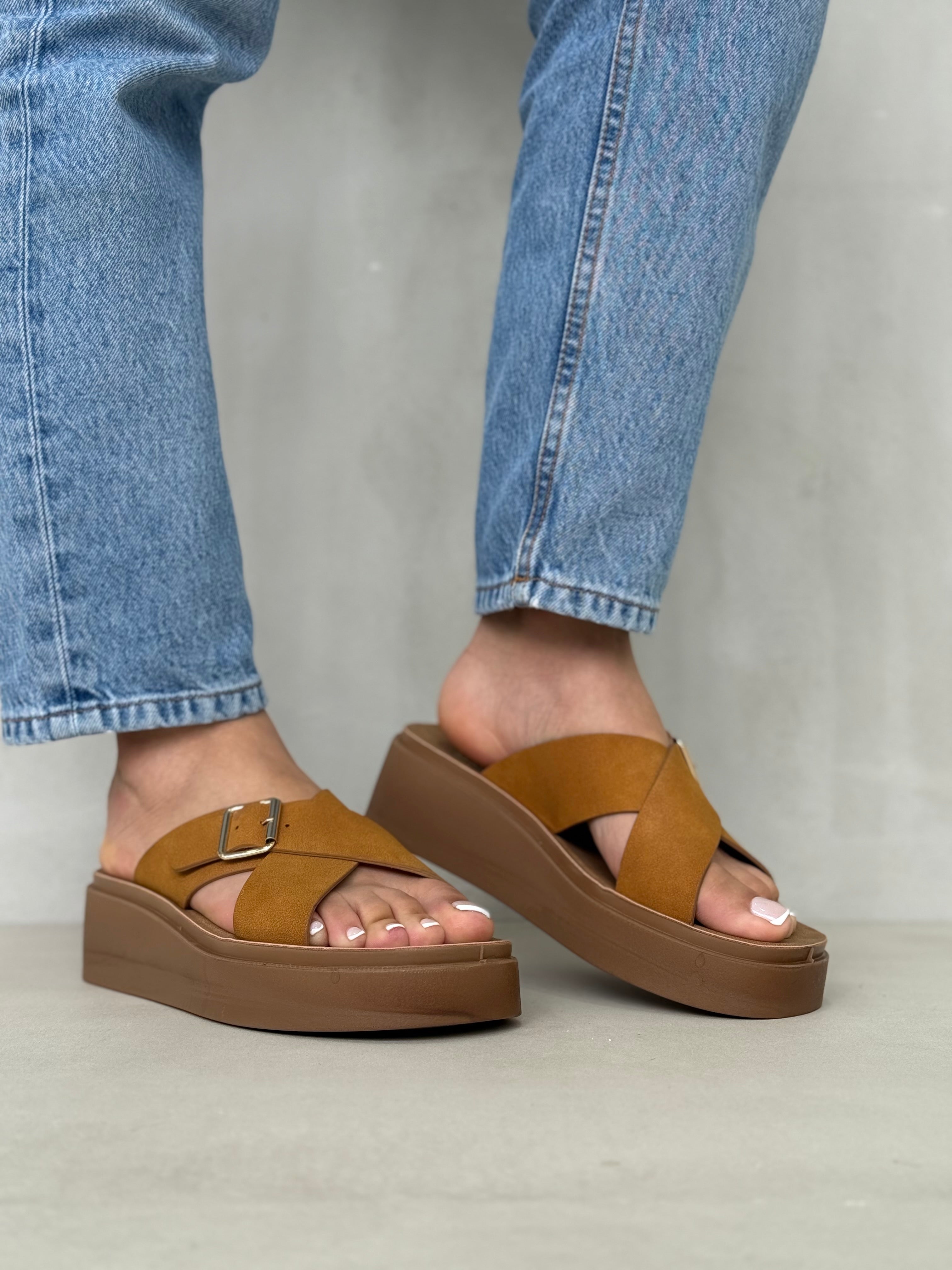 Sandalias Plataforma Confort Urbano 14089 Con Tiras Cruzadas Y Hebilla Metálica