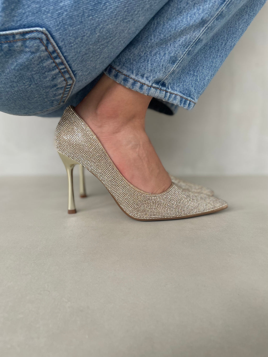 Zapatos de Tacón Dorados con Brillo Fino y Punta Fina + Estilo Sofisticado y Elegante + 14259