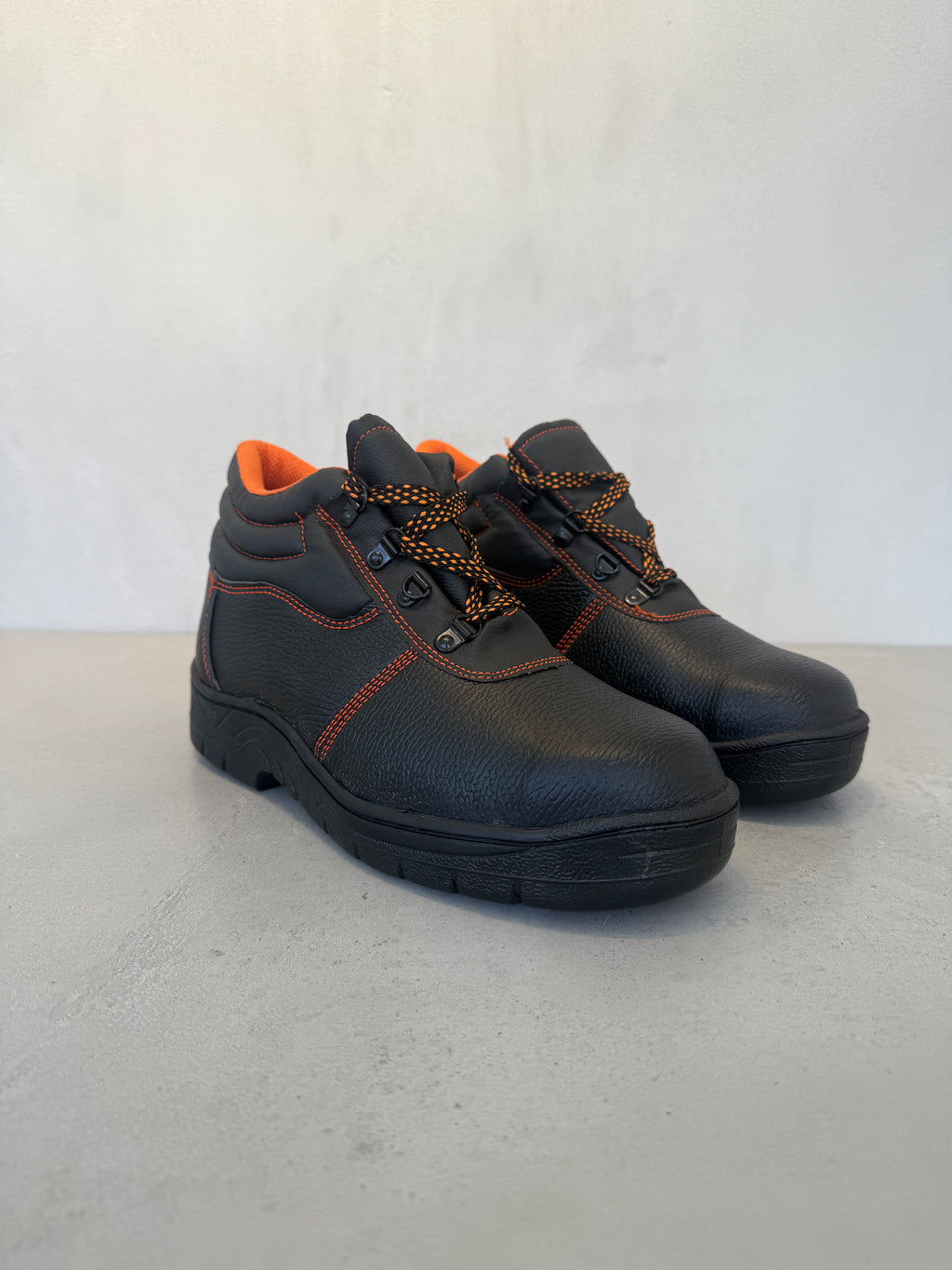 Zapato de Seguridad en Naranja y Negro con Puntera de Acero y Look Técnico y Moderno – XPL-017-M1