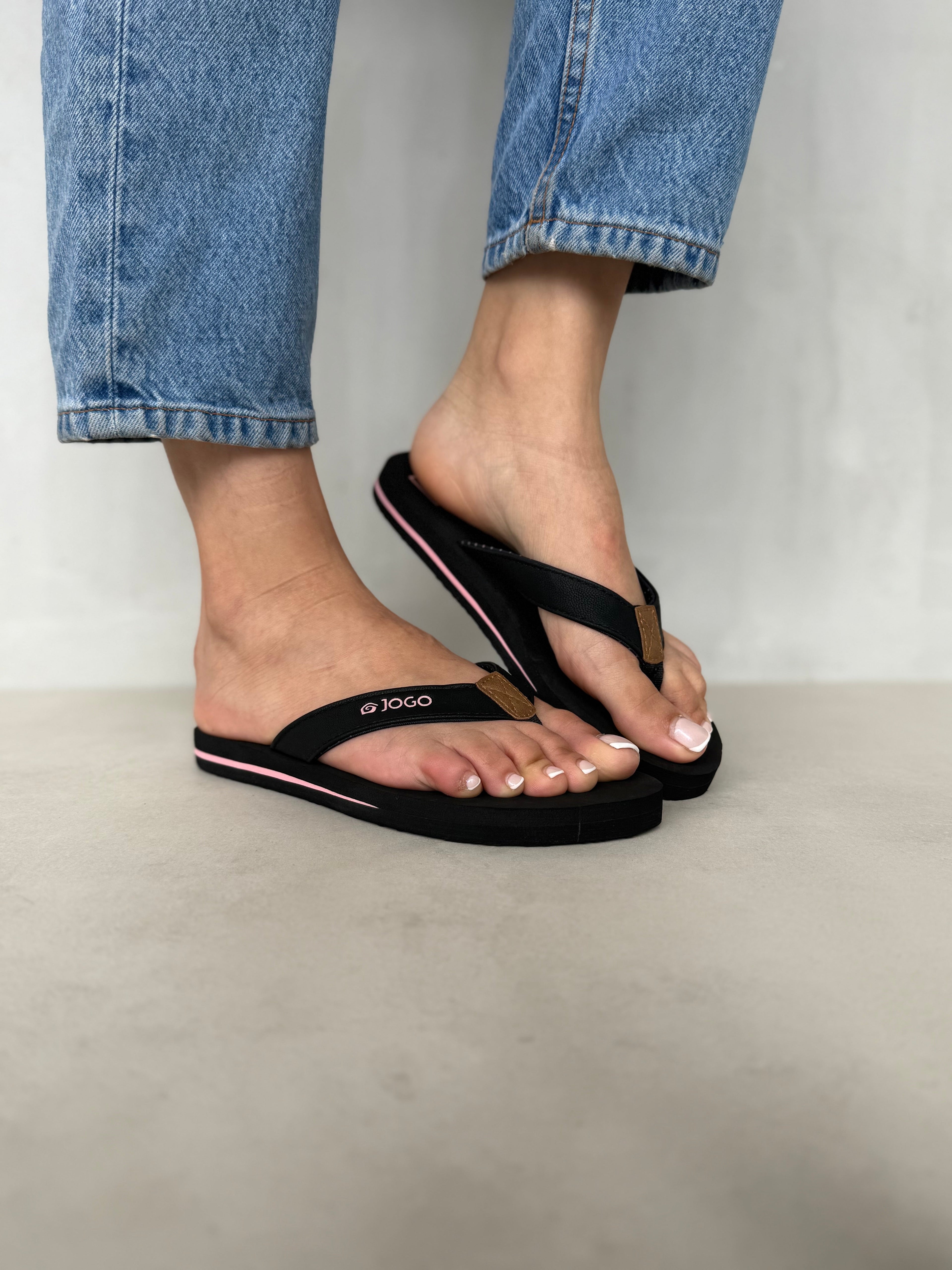 Chancletas Negras Con Detalle Rosa 14389 Con Correa Texturizada Y Refuerzo Sintético