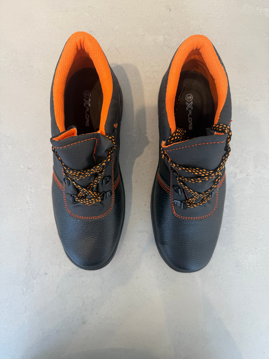 Zapato de Seguridad en Naranja y Negro con Puntera de Acero y Look Técnico y Moderno – XPL-017-M1