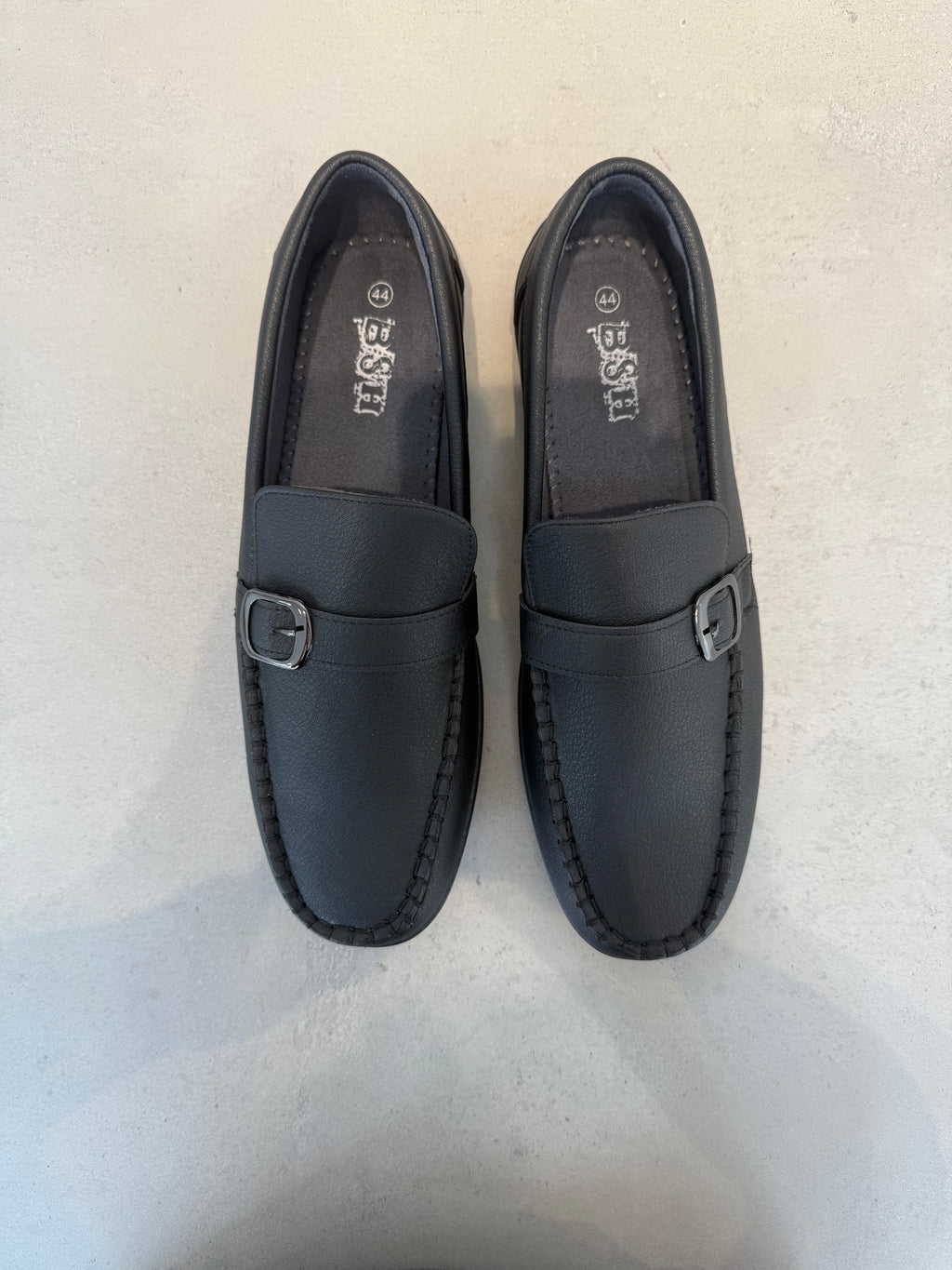 Zapatilla De Caballero + Negra Con Acabado Suave Y Líneas Limpias Cierre De Cordones Y Suela De Goma + Confort Diario + 14105