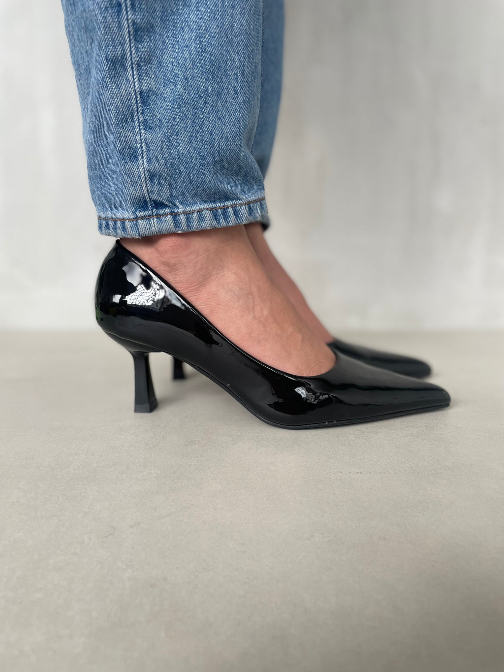 Tacones de Charol Negros con Punta Fina y Tacón Delgado Estilo Atemporal y Sofisticado - 14423