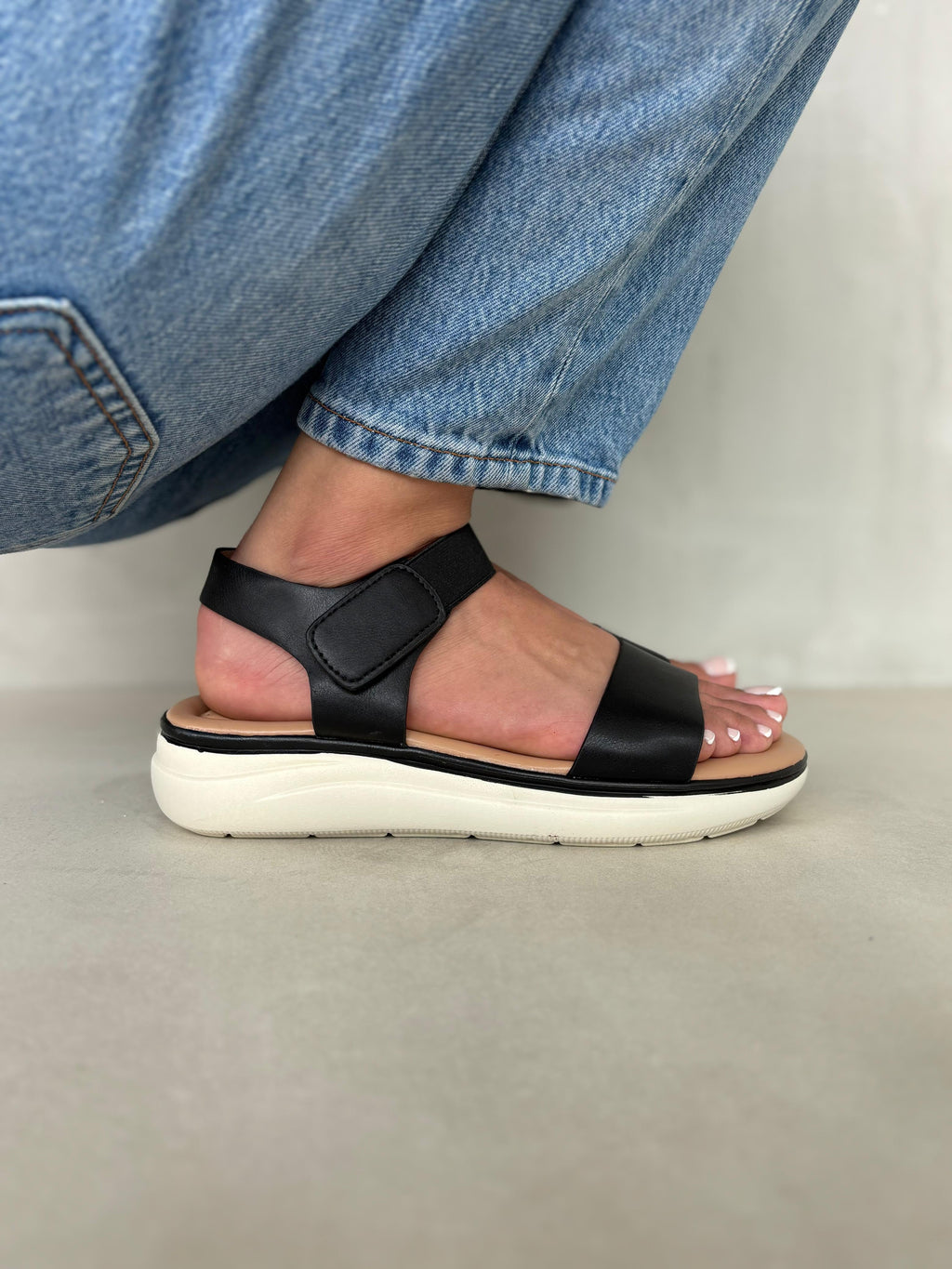 Sandalias Negras Con Plataforma Ergonómica 14359 Con Cierre De Velcro Y Soporte Cómodo En Cada Paso