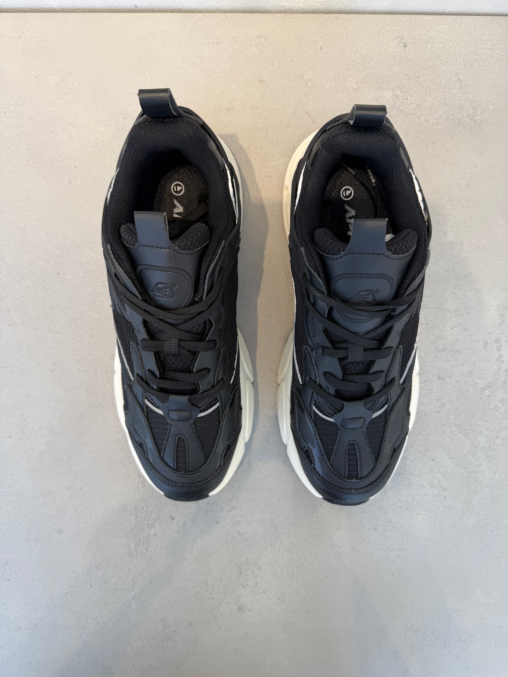 Zapatilla Deportiva Negra Mate Con Paneles De Piel Sintética Y Malla, Cordones Y Entresuela EVA Acolchada – 14644