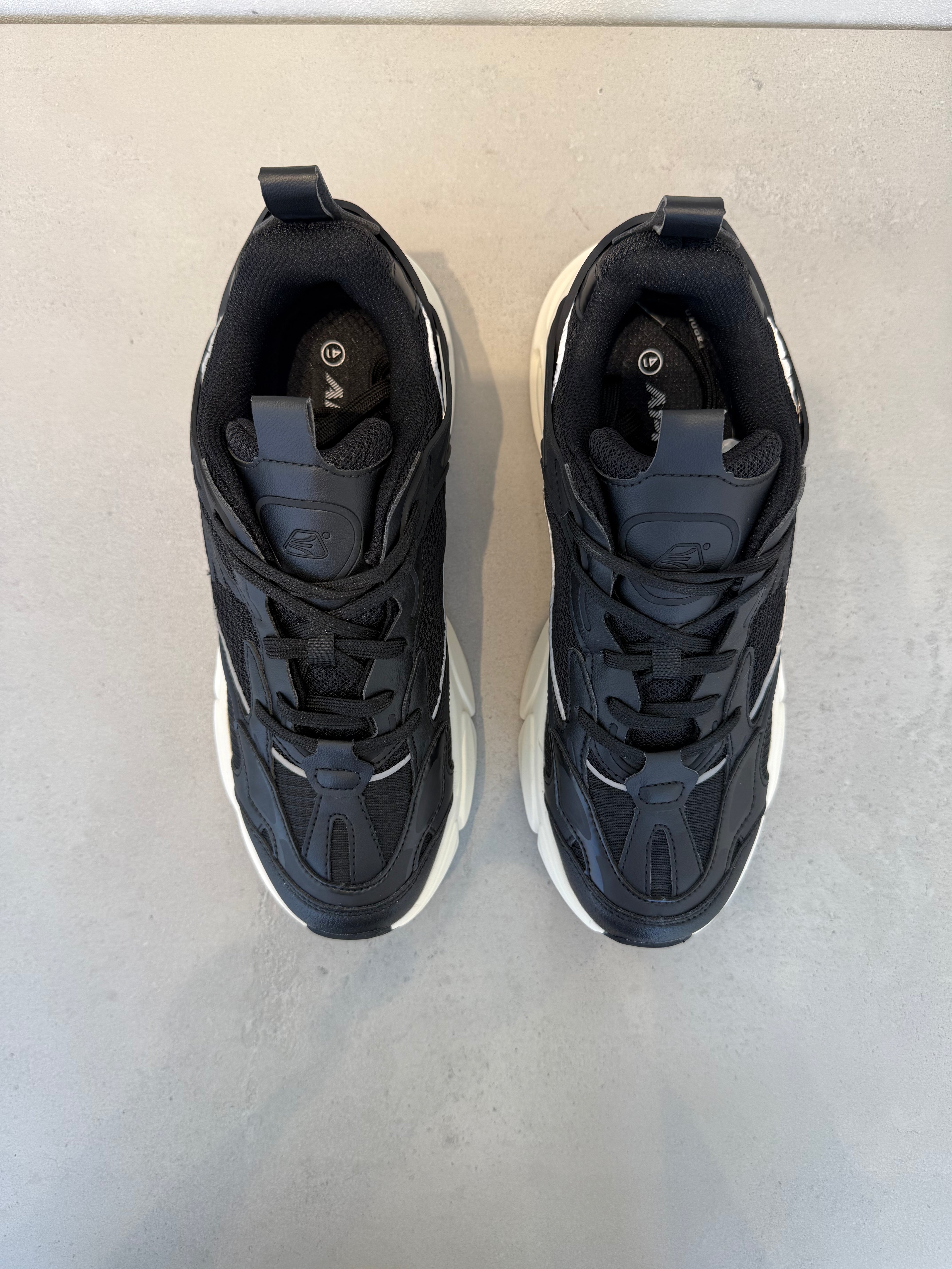 Zapatilla Deportiva Negra Mate Con Paneles De Piel Sintética Y Malla, Cordones Y Entresuela EVA Acolchada – 14644