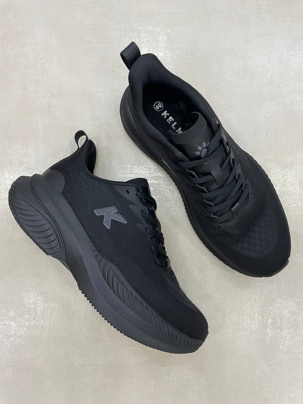 Tenis Negro Kelme Con Malla Textil Flexible Y Suela De Goma Expandida Para Uso Diario – 14240