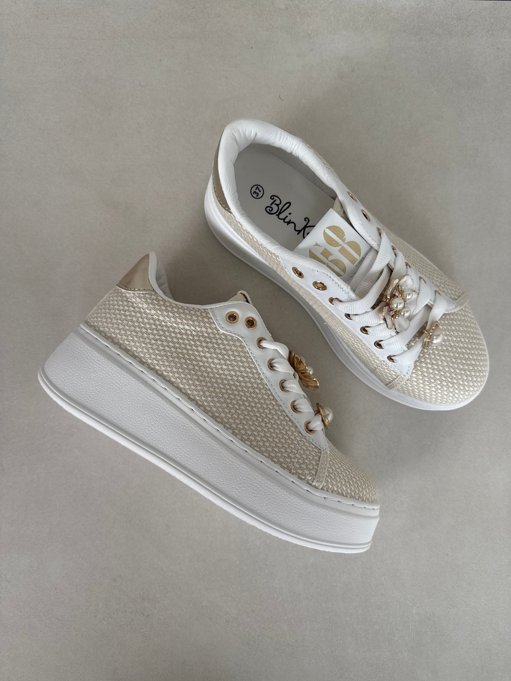 Zapatillas Beige con Plataforma y Detalles Dorados Elegancia Casual con Toque Glamour 14437