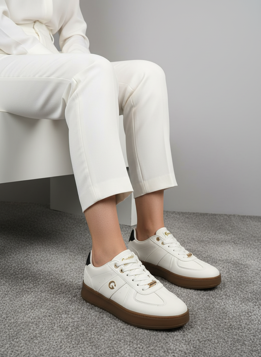 Tenis Casual Negro Con Suela Marrón Y Detalles Metálicos Minimalista Y Sofisticado - 13452