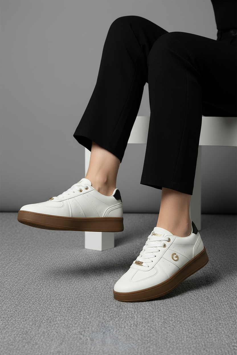 Tenis Casual Negro Con Suela Marrón Y Detalles Metálicos Minimalista Y Sofisticado - 13452