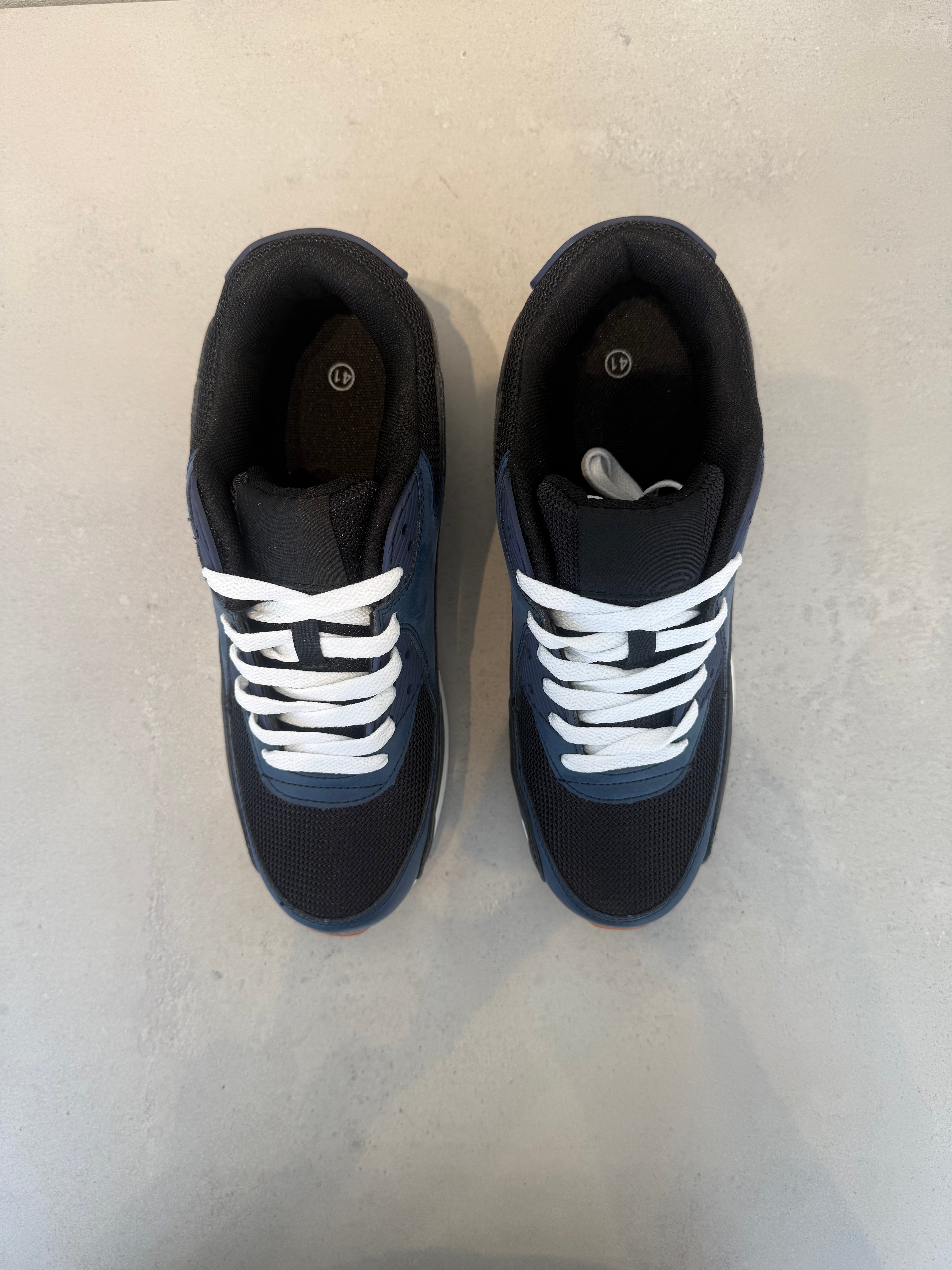 Zapatilla Deportiva Negra con Brillante Acabado y Acentos Navy+Cierre Práctico+Estilo Urbano Ligero y Flexible+14123