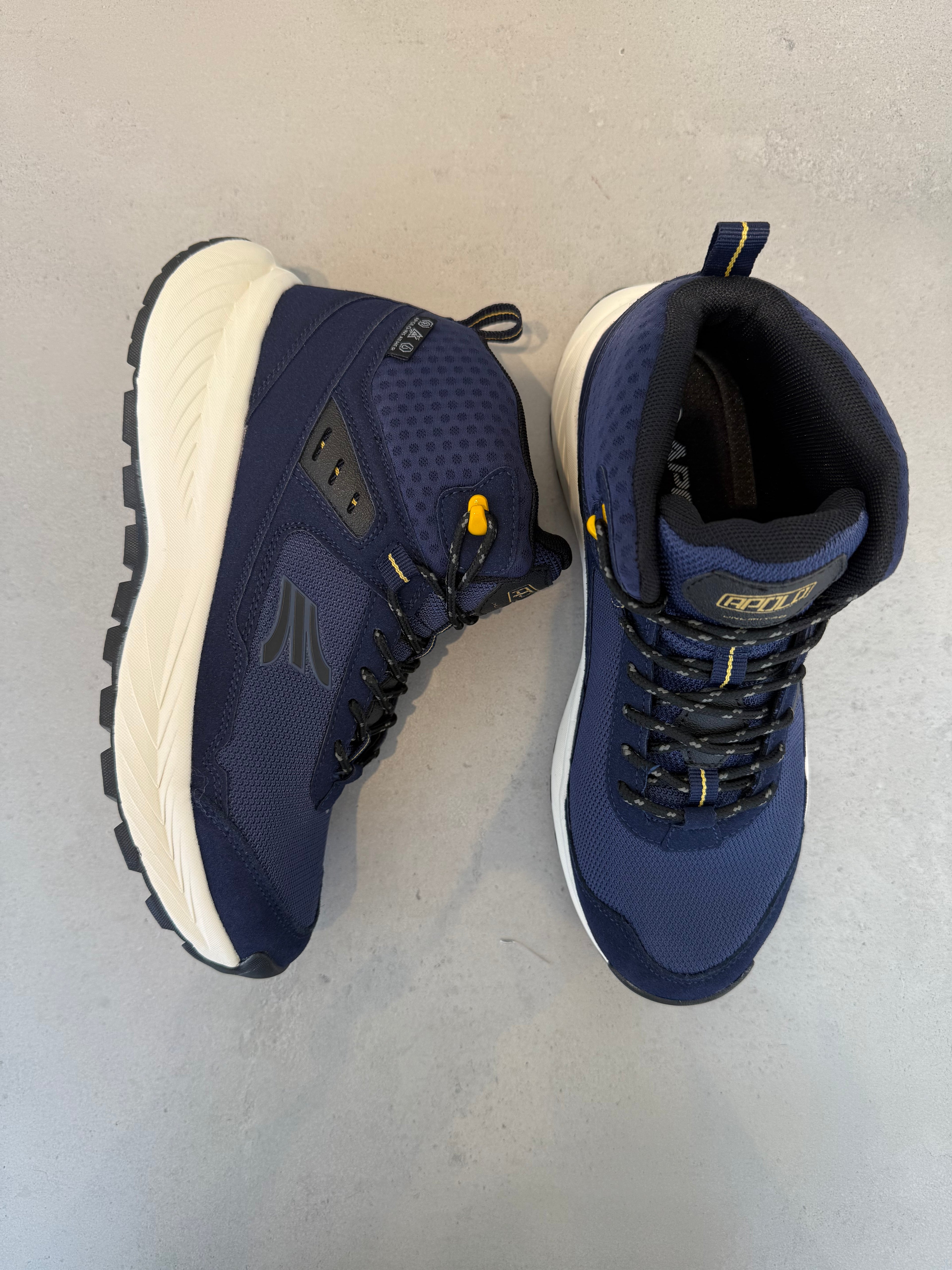 Zapato urbano para hombre en azul intenso con acabado brillante y cierre práctico - 14639