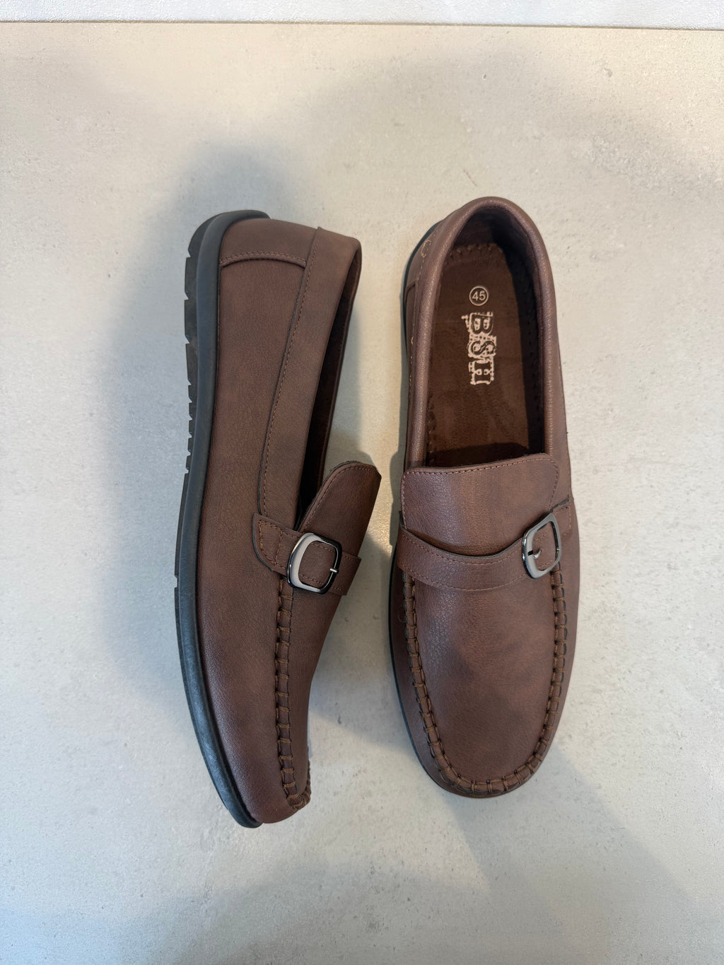 Zapatilla Caballero En Dos Tonos Marrón Con Acabado Sobrio - Ideal Para Oficina Y Salidas Informales - 14106