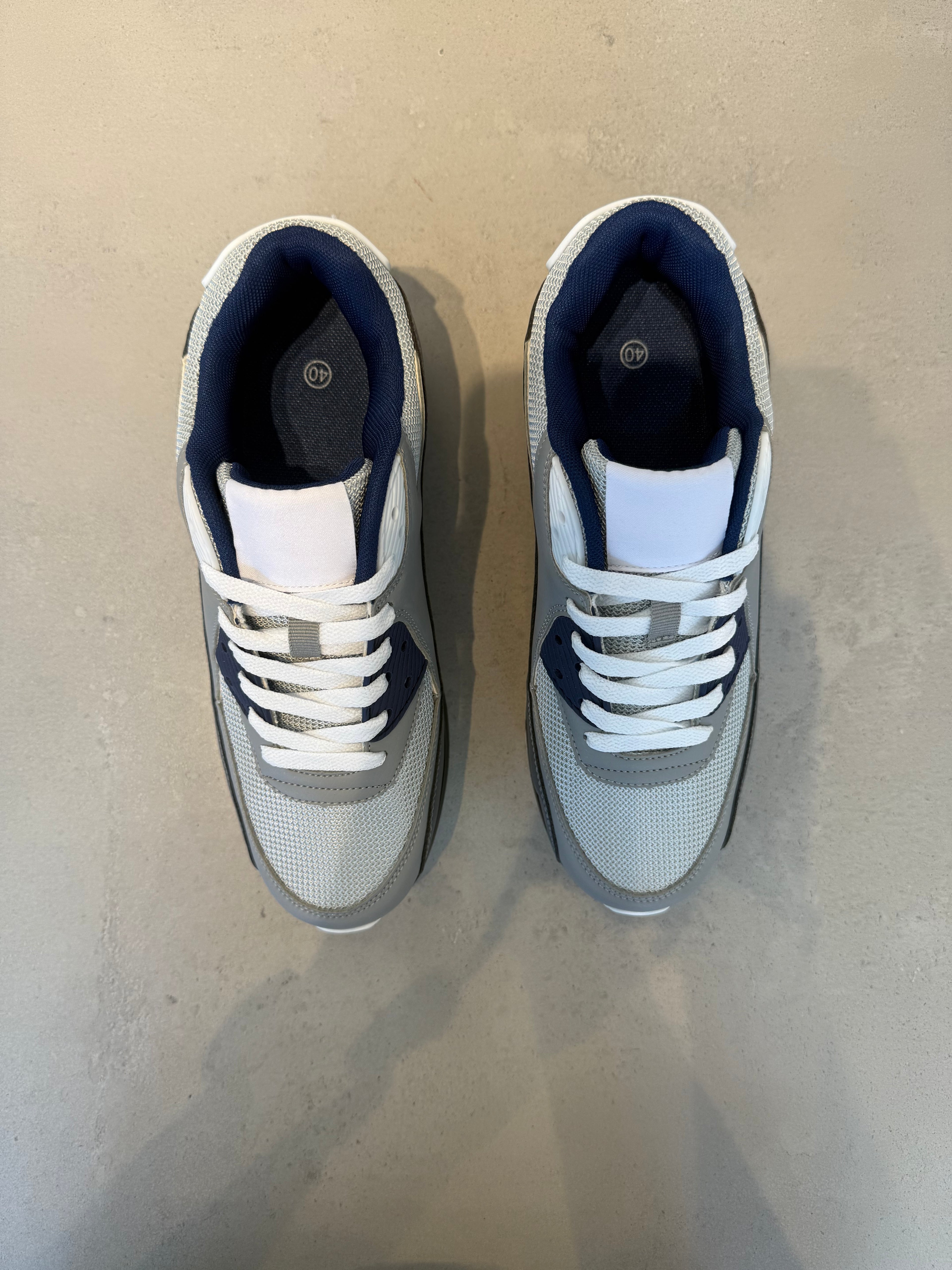 Zapatillas Deportivas Con Acabado Texturizado En Gris Y Negro, Cierre De Cordones Y Suela De Goma – 14122