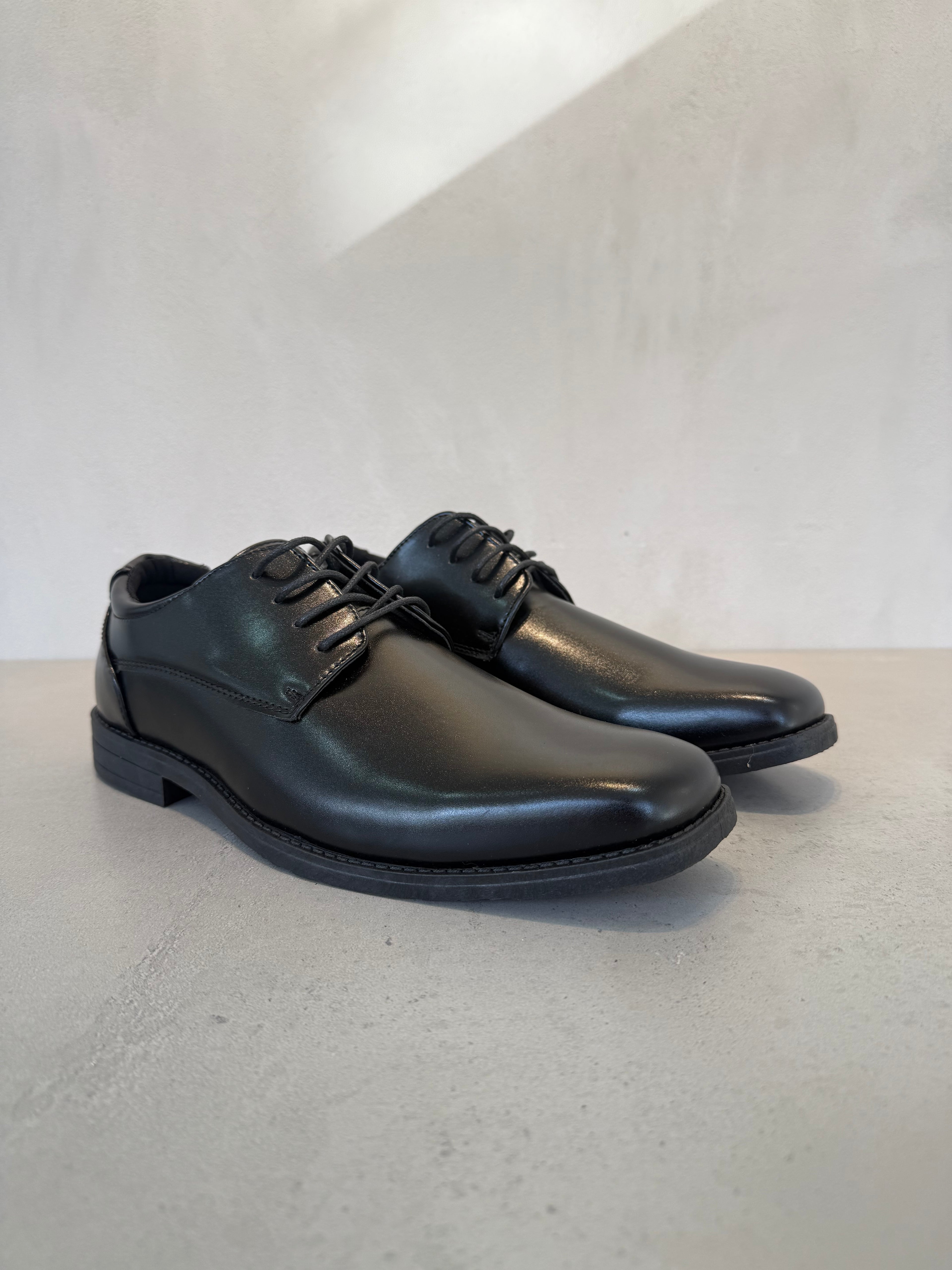 Zapato Casual De Piel Negra Con Cordones Y Suela De Caucho, Acabado Liso Que Realza La Textura De La Piel – 14100