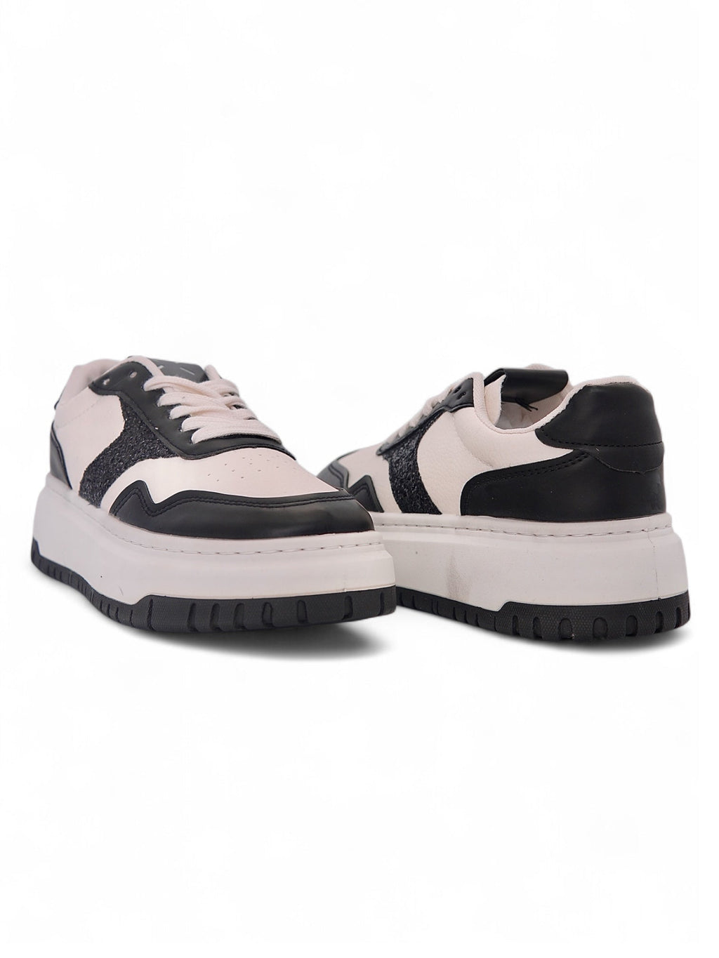 13559 - Tenis Urbanas para Mujer en Blanco y Negro con Detalles Texturizados