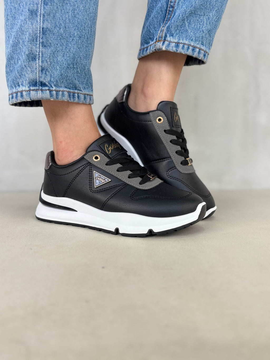 Zapatillas Dorada Urbana 14339 con Detalles Dorados y Suela Blanca de Contraste