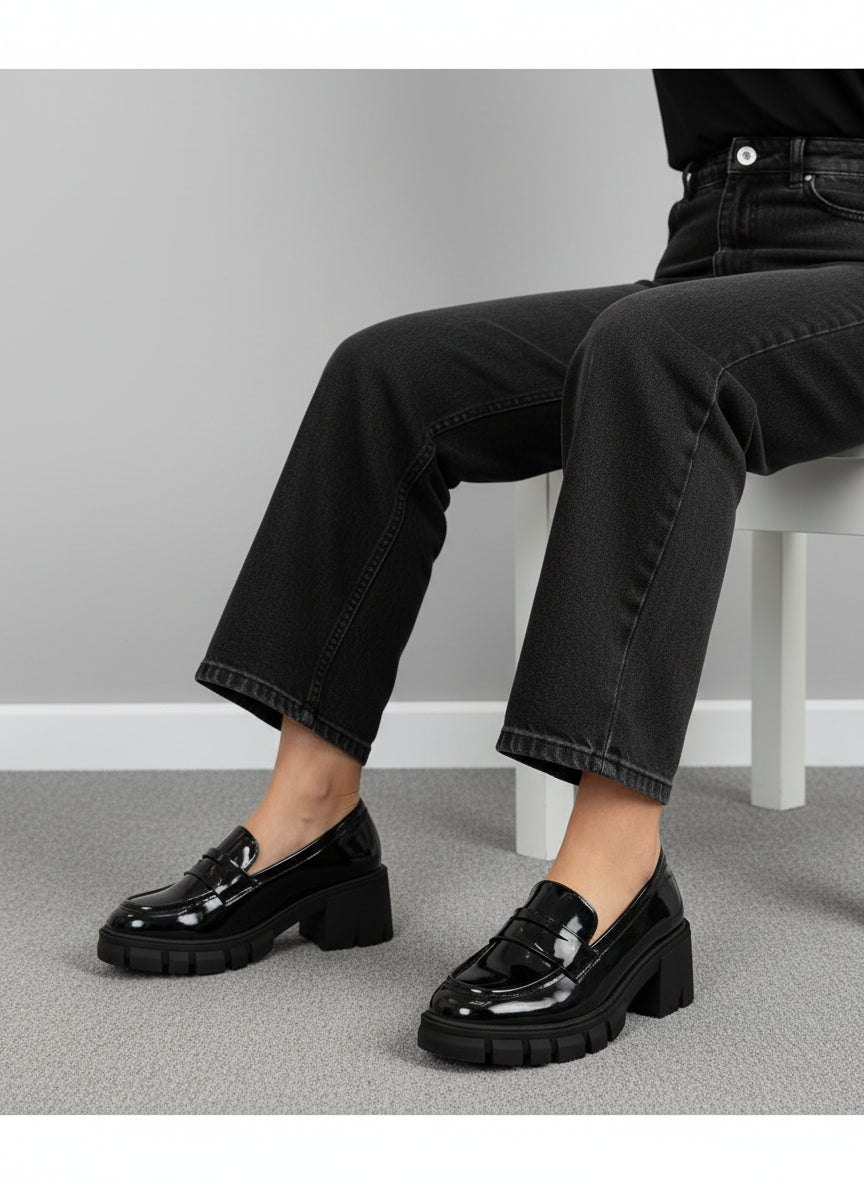 Mocasines de Plataforma en Charol Negro con Suela Robusta y Acabado Brillante – 14541