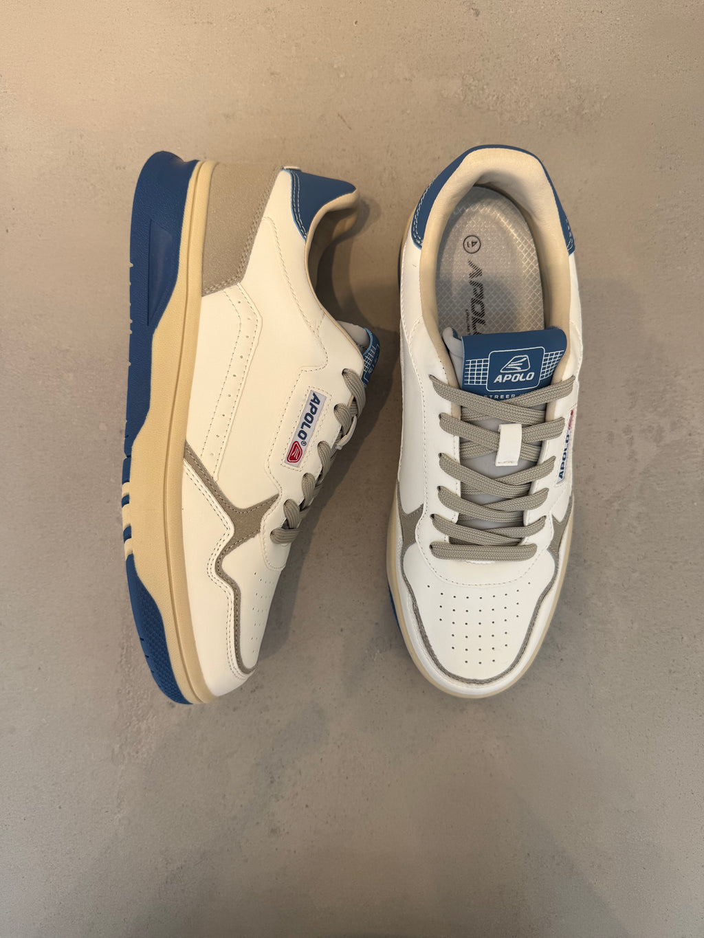 Zapato de Tacón Bicolor Blanco y Beige con Acabado Brillante y Silueta Sofisticada – Tacón Cómodo – 14640