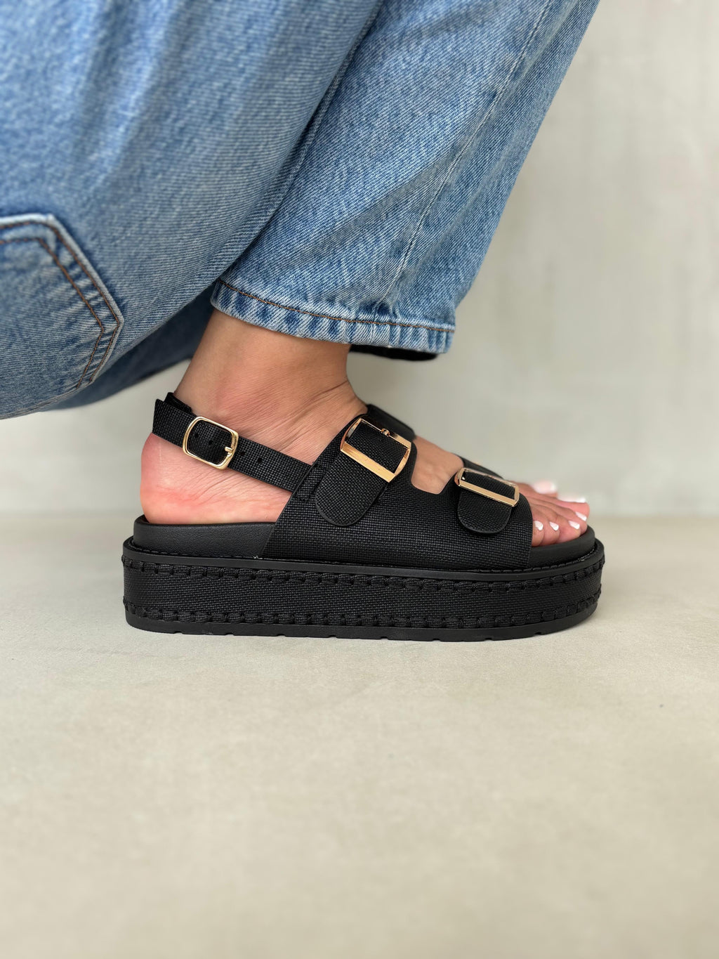 Sandalias Negras Plataforma Alta 14347 Con Hebillas Doradas Ajustables Y Correa Trasera