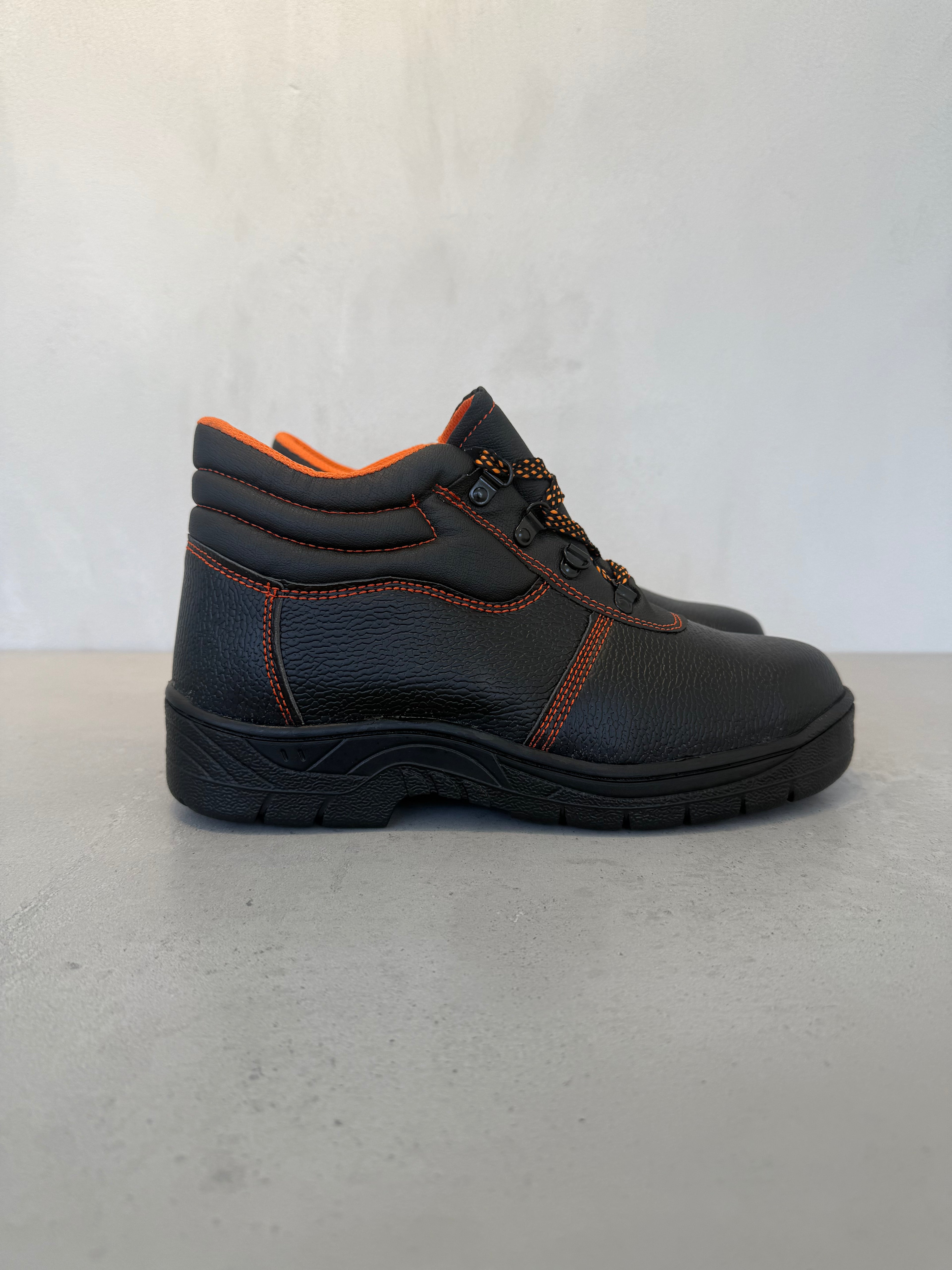 Zapato de Seguridad en Naranja y Negro con Puntera de Acero y Look Técnico y Moderno – XPL-017-M1