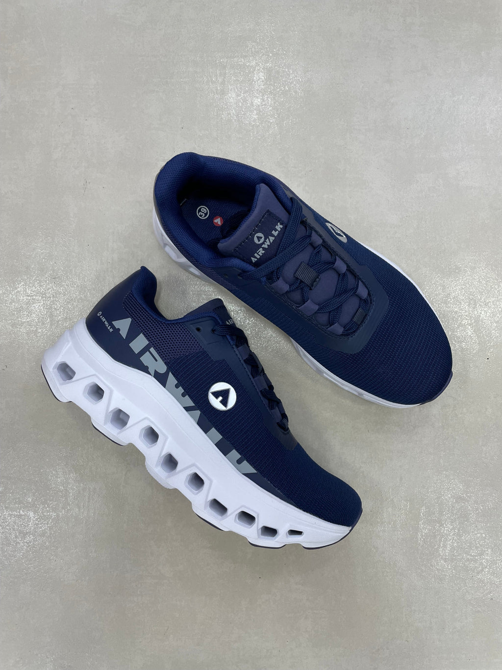 Tenis Deportivos Azul Marino Con Suela Alveolar Blanca Diseño Aerodinámico Acabado Brillante Forro Acolchado - 14297