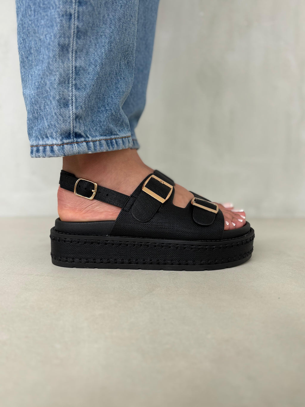 Sandalias Negras Plataforma Alta 14347 Con Hebillas Doradas Ajustables Y Correa Trasera