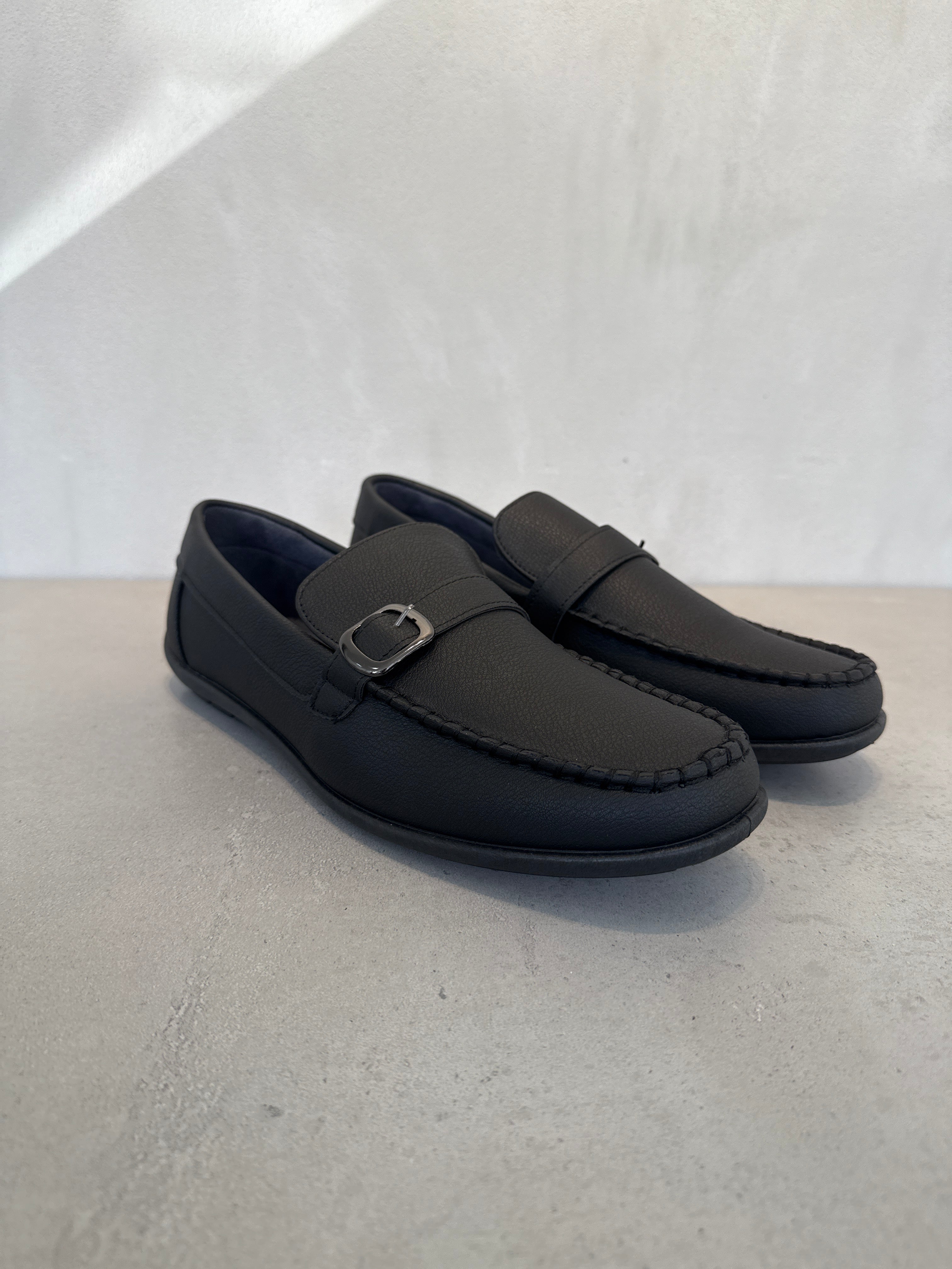 Zapatilla De Caballero + Negra Con Acabado Suave Y Líneas Limpias Cierre De Cordones Y Suela De Goma + Confort Diario + 14105