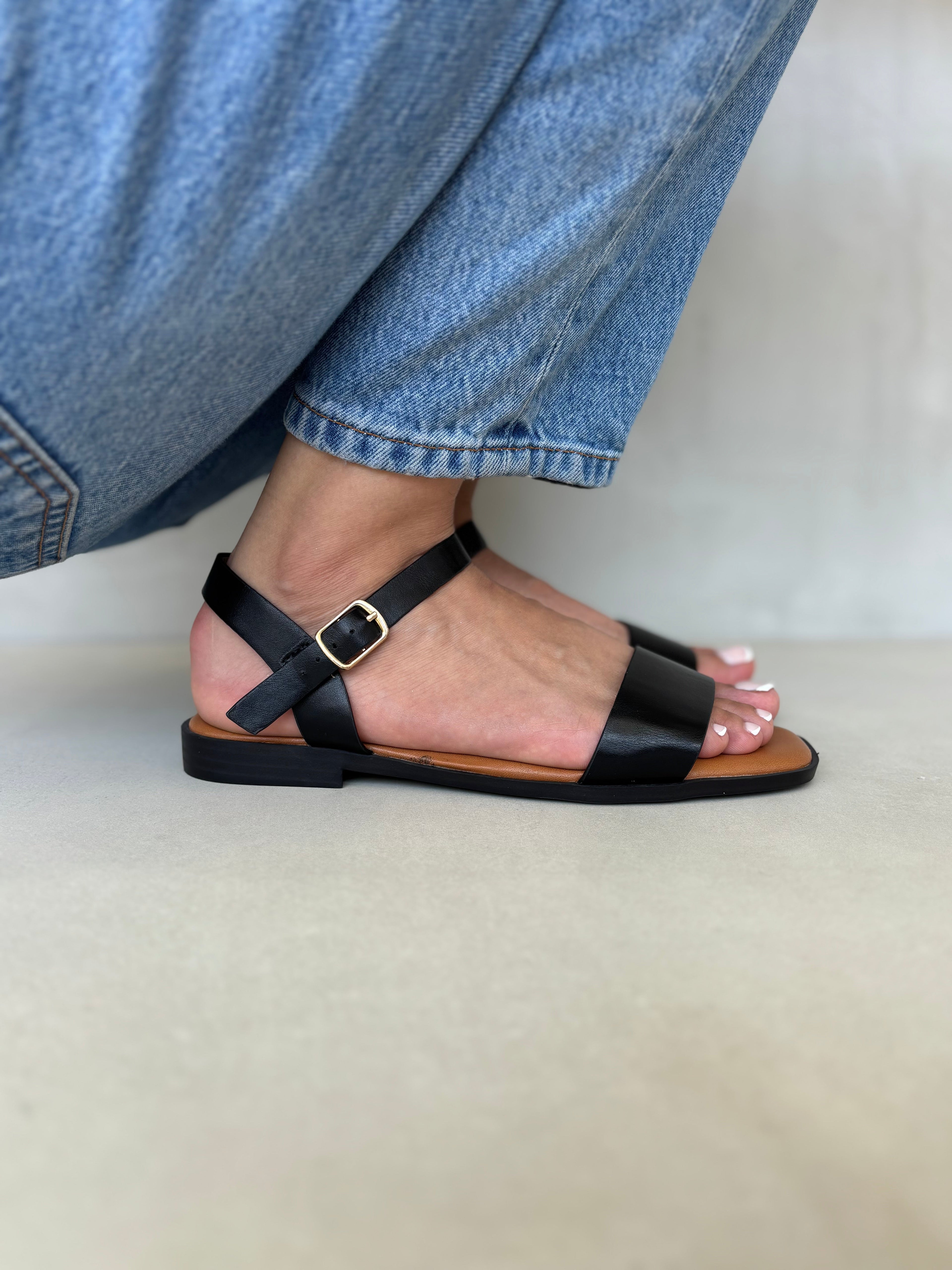 Sandalias Negras Con Hebilla Dorada 14410 Con Suela Baja Y Estilo Atemporal Para Uso Diario