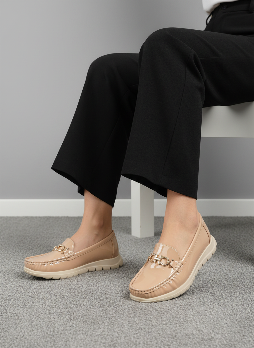 Mocasines Beige Charol Con Aplique Dorado Frontal De Estilo Clásico Para Uso Diario 14561