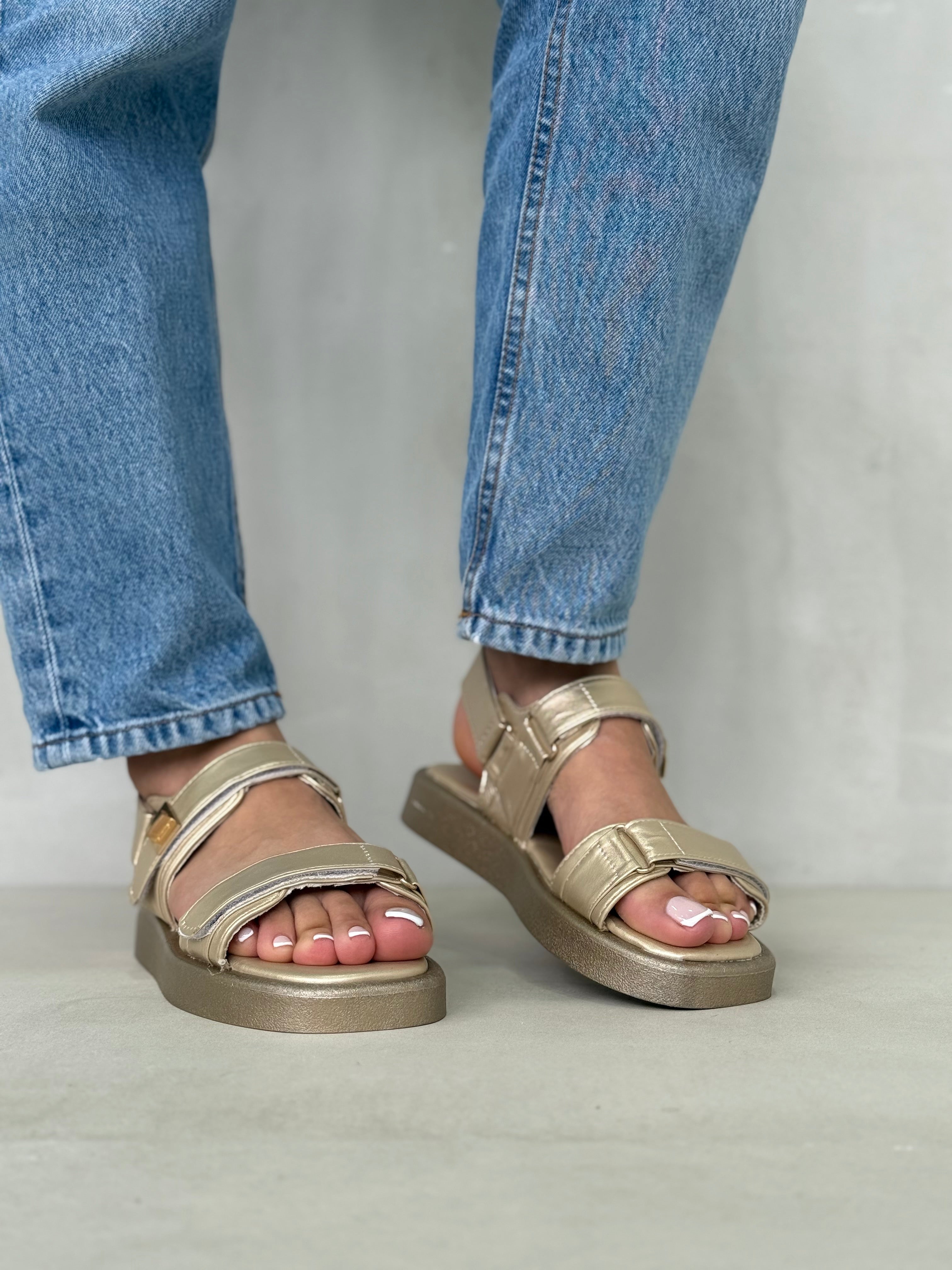 Sandalias Beige Metálicas Con Broches Ajustables 14046 Comodidad Y Estilo Moderno