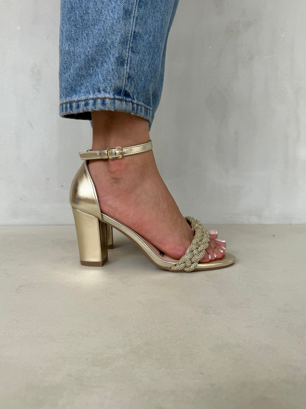 Sandalias Doradas con Tiras Trenzadas Brillantes, Pedrería y Tacón Alto Glamour Dorado - 14327