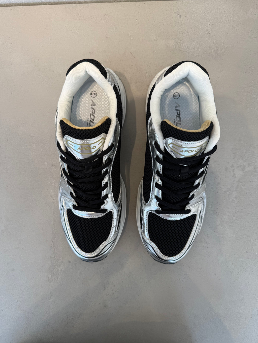 Tenis Con Acabado Gris Y Negro, Cierre Con Cordones, Suela Acolchada Y Estilo Urbano – 14646