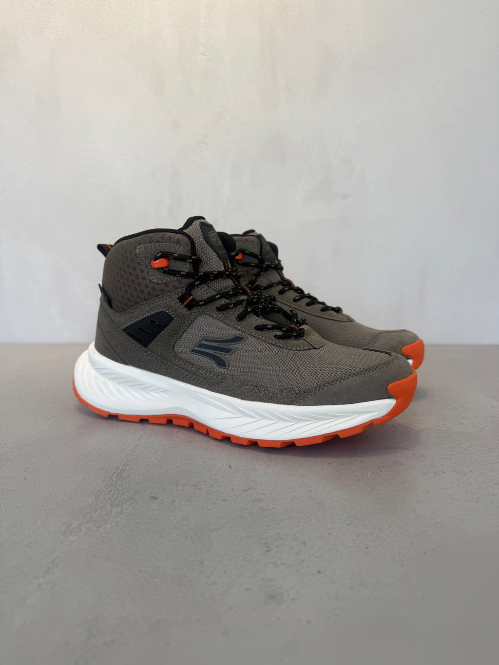 Zapato Tipo Burro Para Hombre En Acabado Suave Oliva Con Líneas Limpias Perfil Sobrio 14638