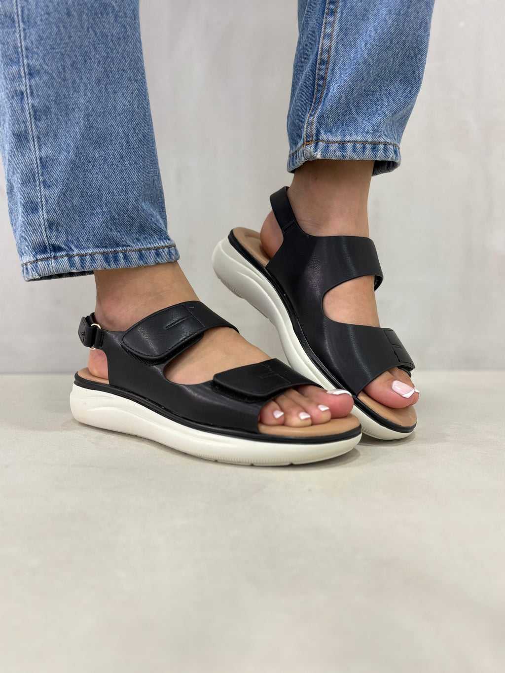 Sandalias Negras Plataforma Urbana 14356 Con Plataforma Ergonómica Y Cierre Ajustable Para Caminar
