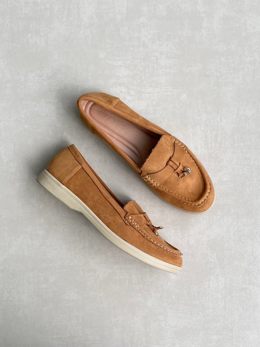 Mocasines Tan en Gamuza con Detalle Metálico en la Parte Frontal Estilo Versátil con Toque Clásico - 14448