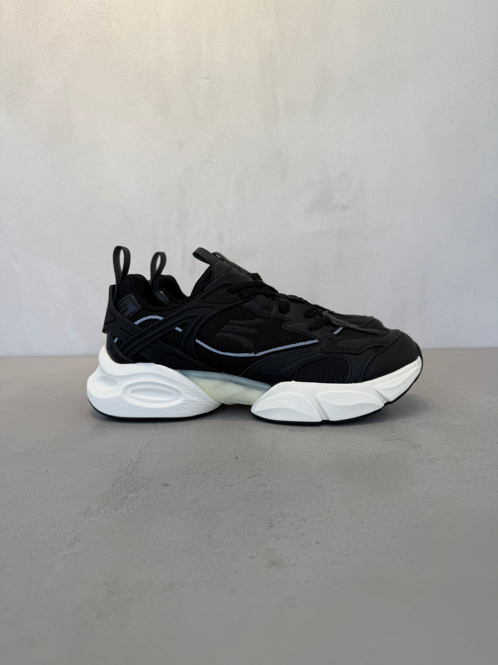 Zapatilla Deportiva Negra Mate Con Paneles De Piel Sintética Y Malla, Cordones Y Entresuela EVA Acolchada – 14644